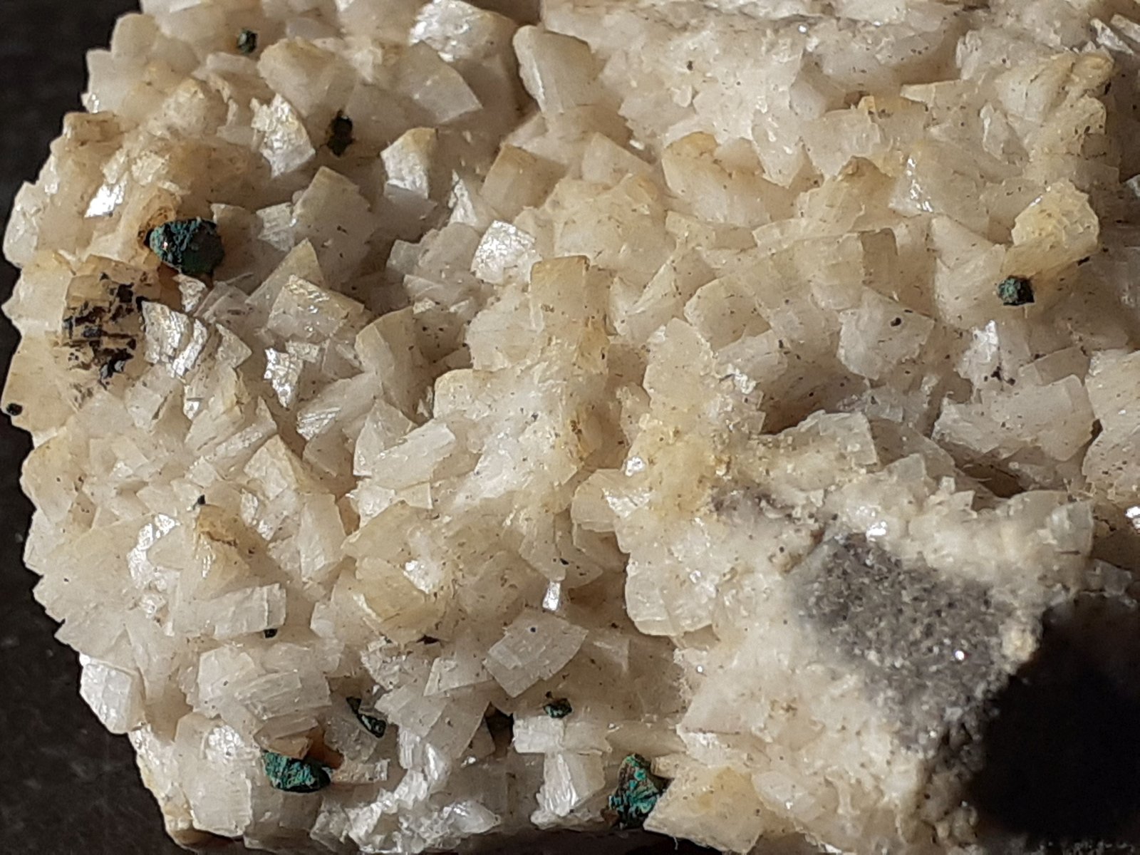 Dolomite, Chalcopyrite, Malachite
6 x 4 cm
(Autor: Volkmar Stingl)