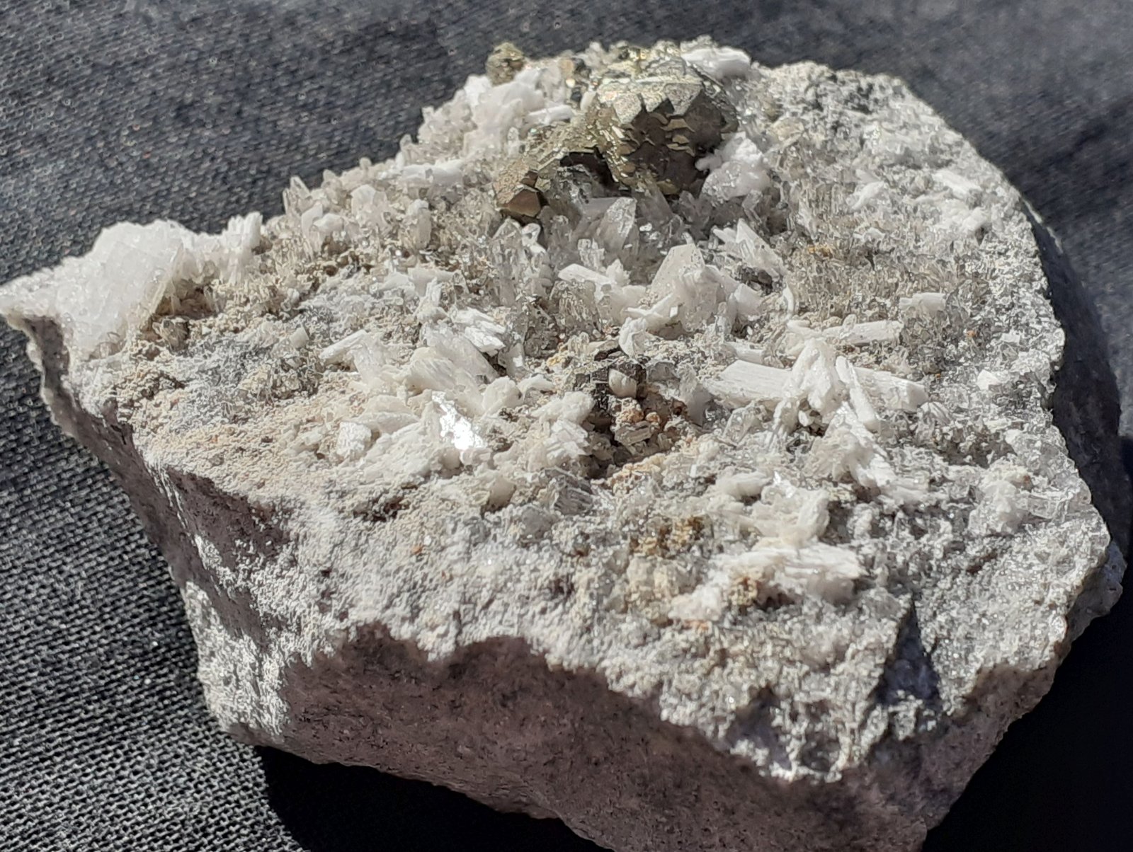 Pyrite, Laumontite, Quartz, Calcite
5 x 4,5 cm
(Autor: Volkmar Stingl)