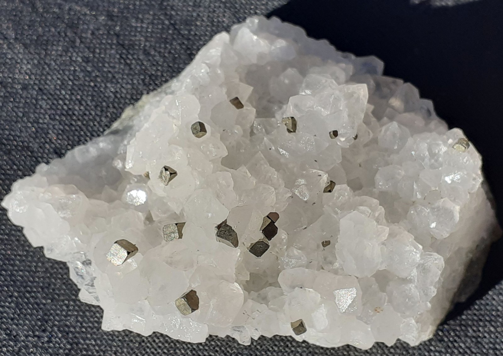 Pyrite, Quartz
4 x 3 cm
(Autor: Volkmar Stingl)