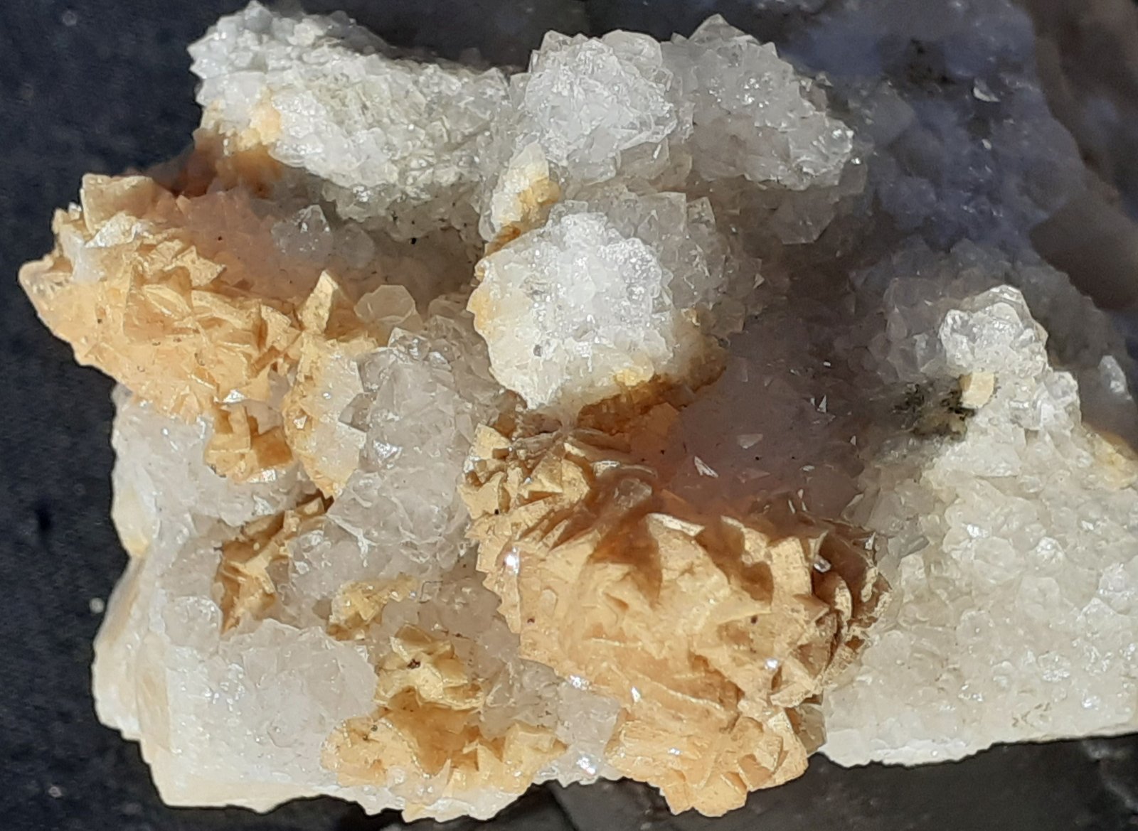 Dolomite, Quartz
6,5 x 4,5 cm
(Autor: Volkmar Stingl)
