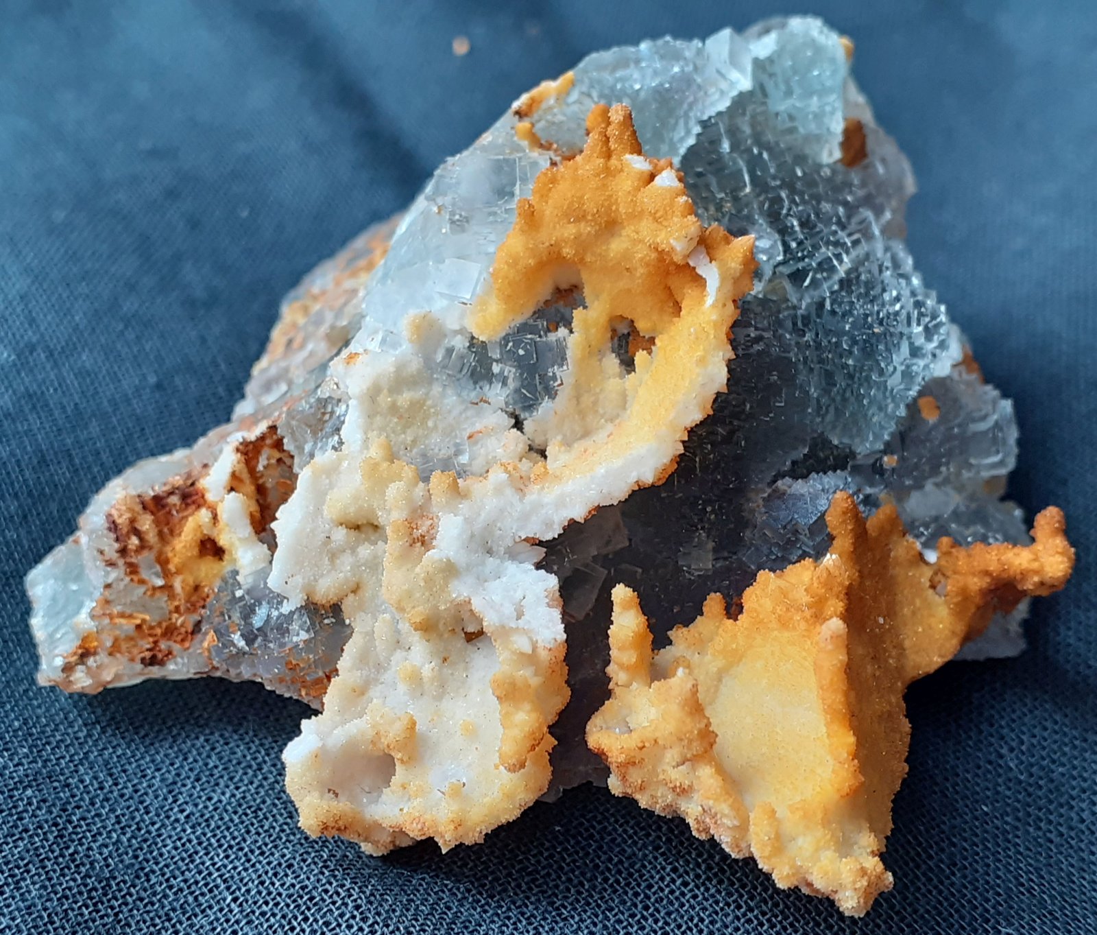 Fluorite, Quartz (variety chalcedony)
5,5 x 4 cm
(Autor: Volkmar Stingl)