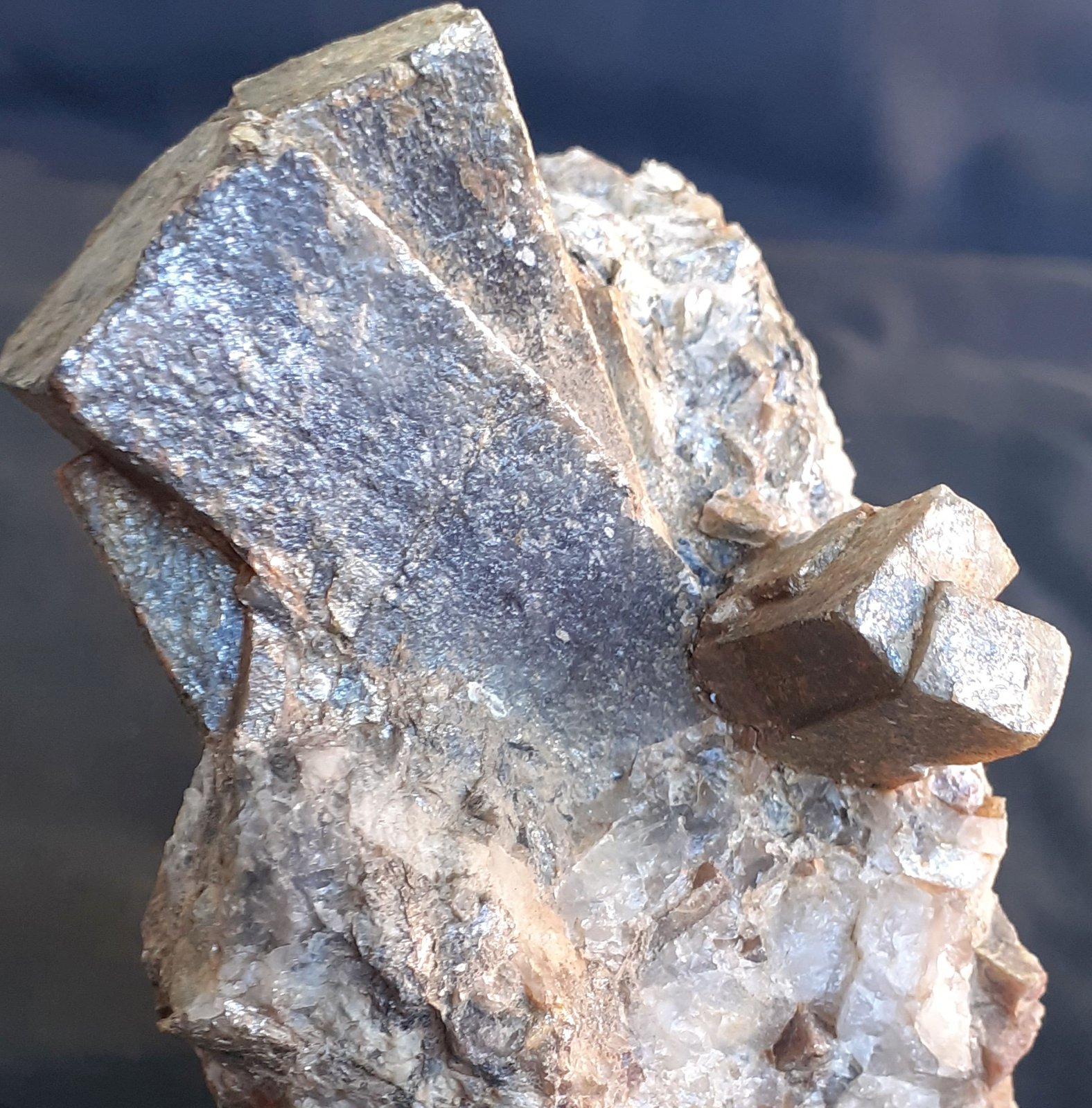 Andalusite
FoV ca. 7 x 6 cm
(Autor: Volkmar Stingl)