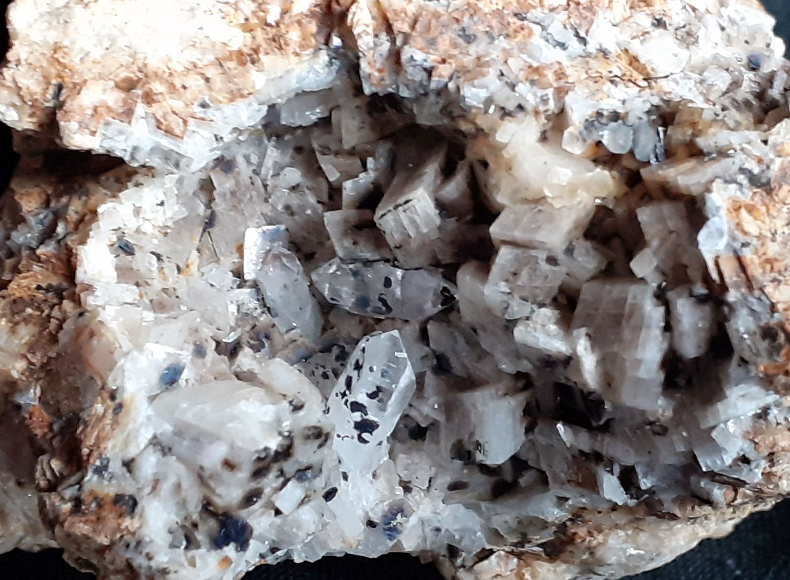 Quartz, Dolomite
FoV ca. 4 x 3 cm
(Autor: Volkmar Stingl)