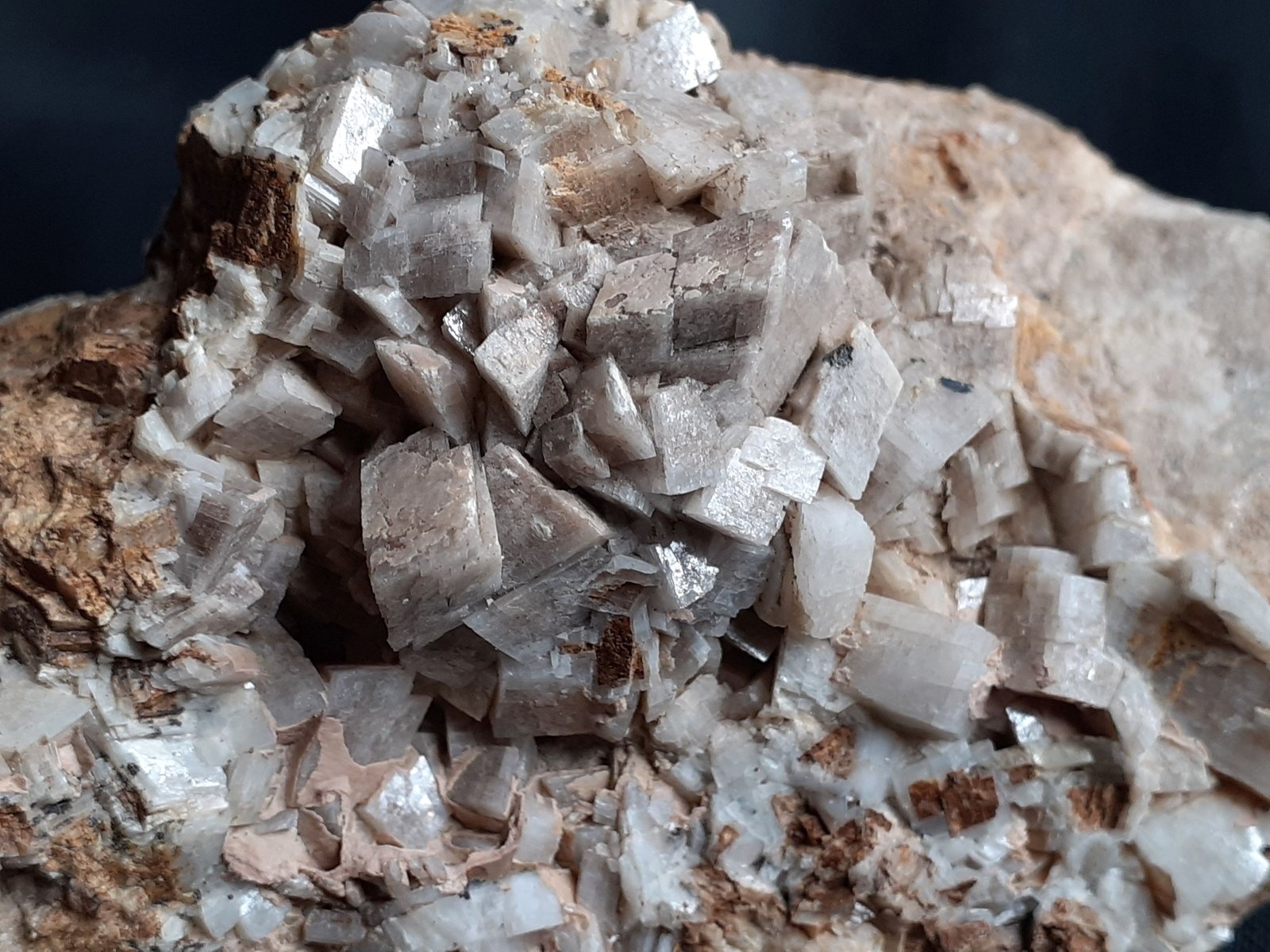 Dolomite ps. after Siderite
FoV ca. 4 x 3 cm
(Autor: Volkmar Stingl)