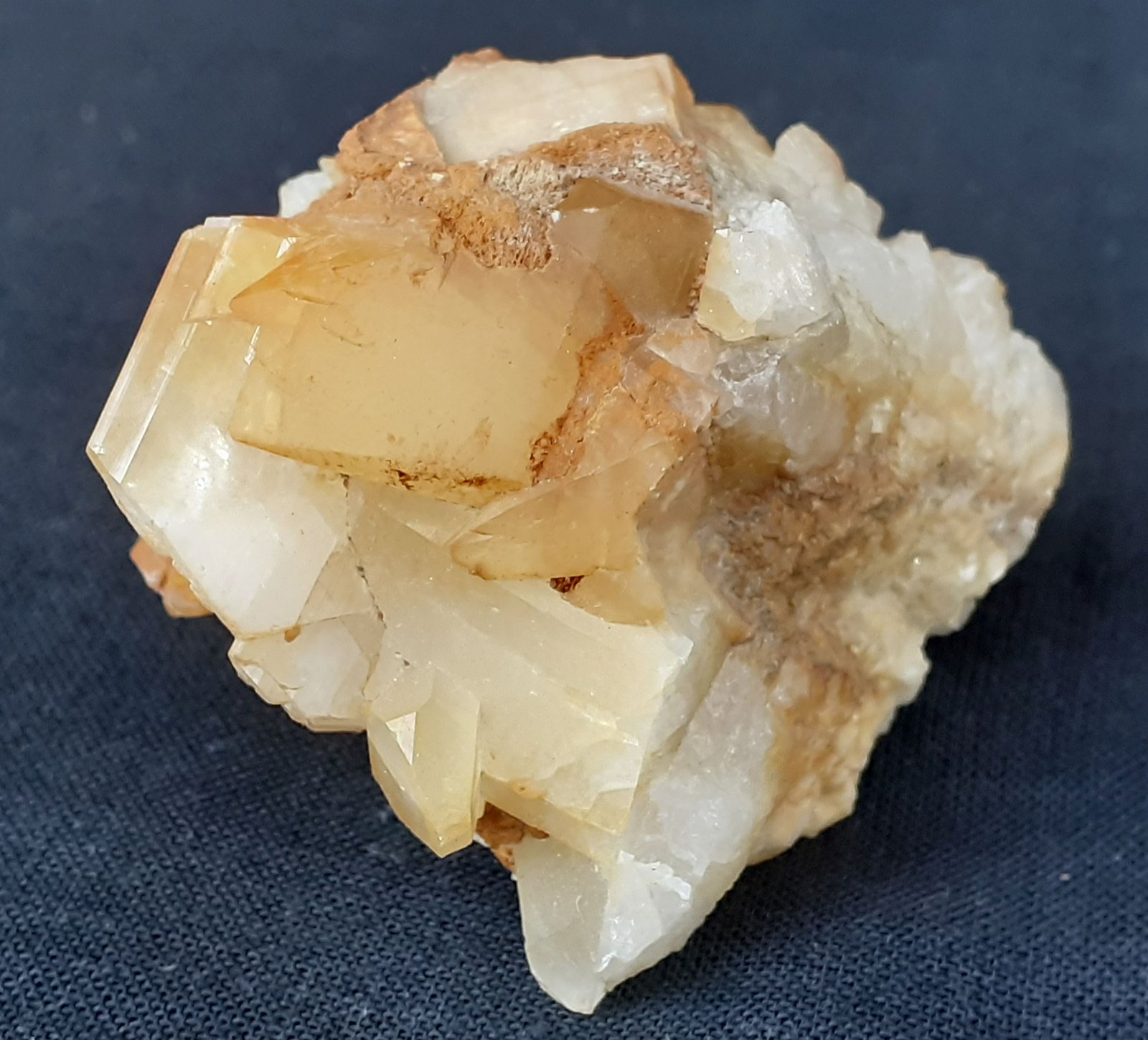 Albite, Quartz, Calcite
4 x 4 cm
(Autor: Volkmar Stingl)