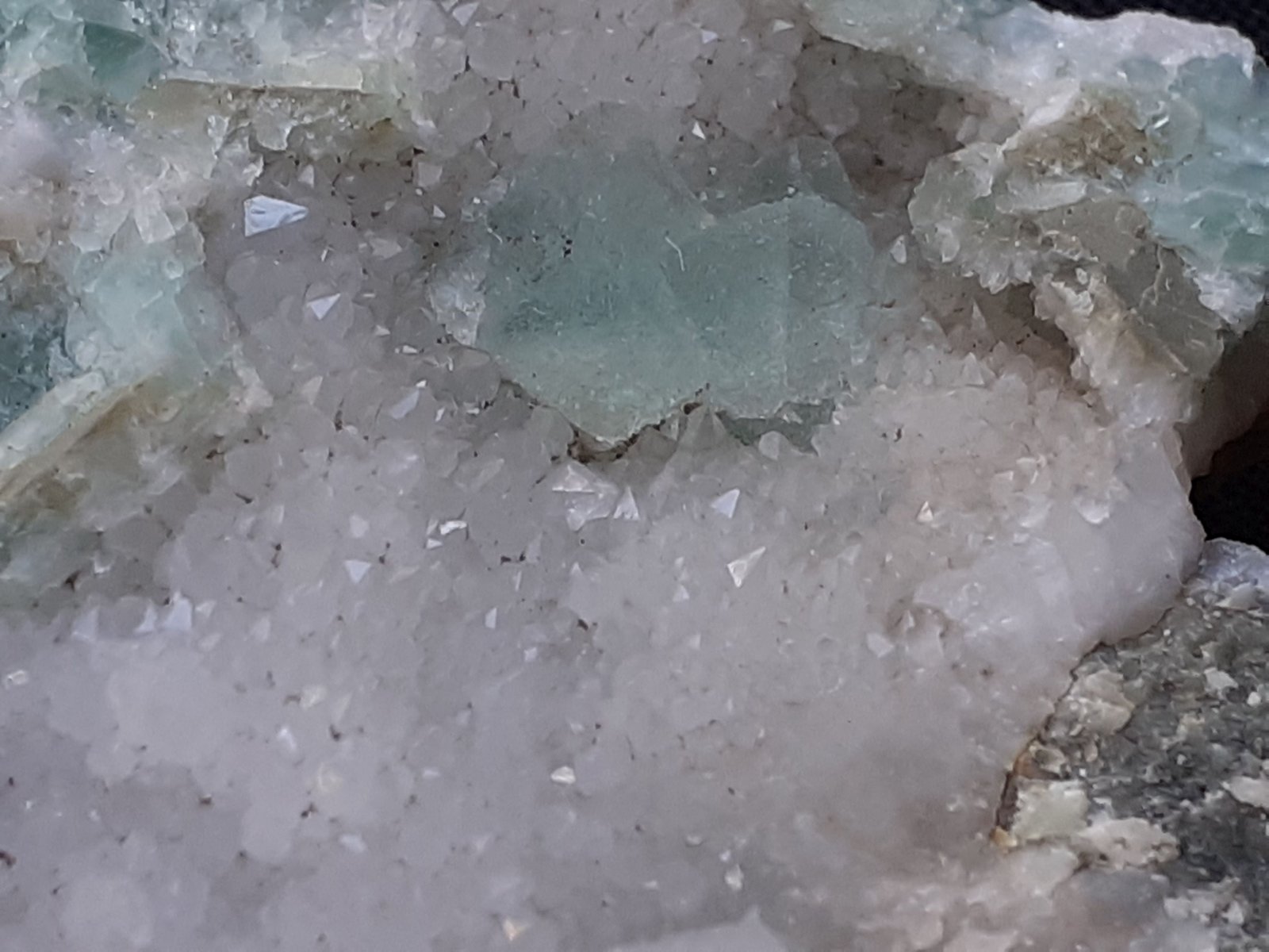Fluorite, Quartz
6,5 x 4 cm
(Autor: Volkmar Stingl)