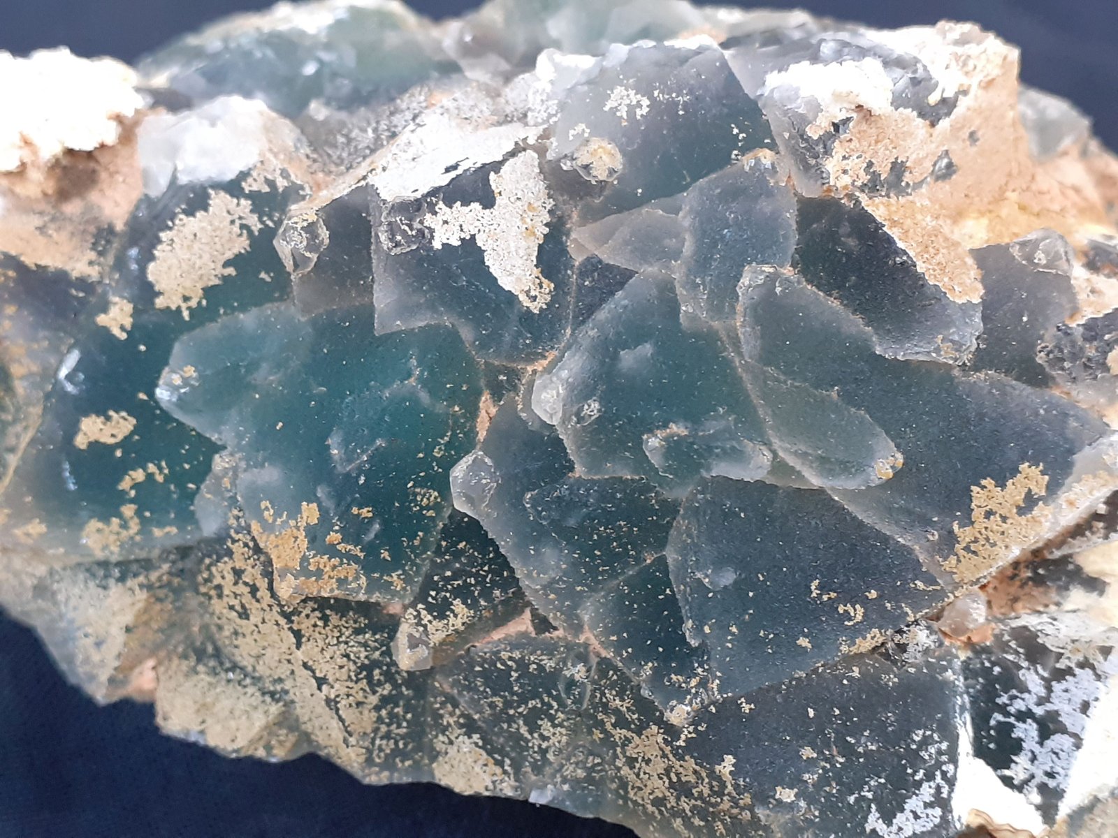 Fluorite, Quartz, Quartz (variety chalcedony)
8 x 6 cm
(Autor: Volkmar Stingl)