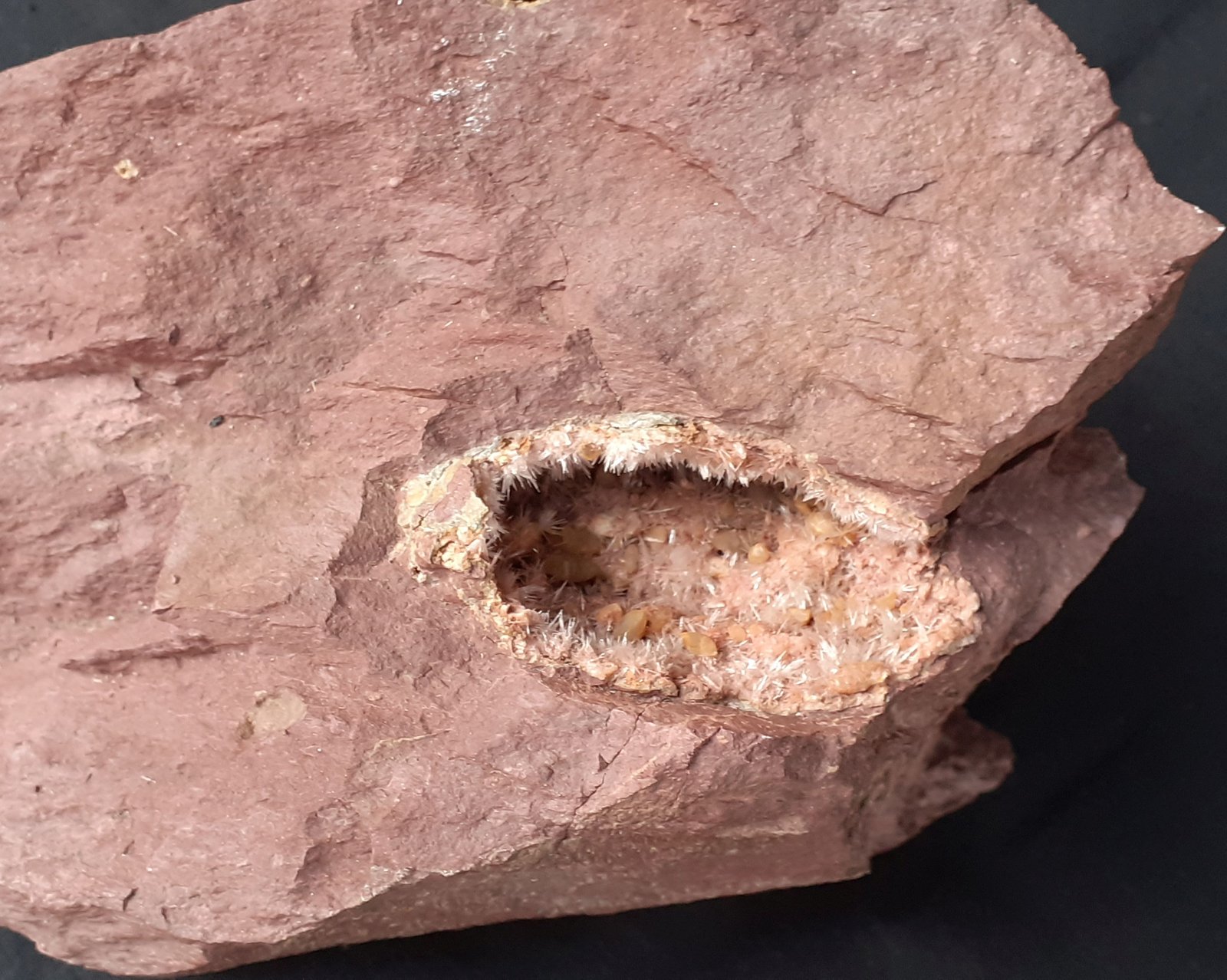 Aragonite, Calcite, Quartz
23 x 12 (druse 6 x 3 cm)
(Autor: Volkmar Stingl)