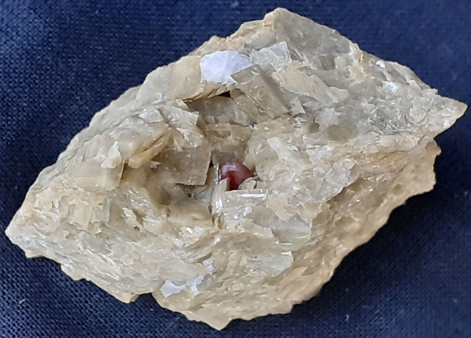 Cinnabar, Siderite
4 x 2 cm
(Autor: Volkmar Stingl)