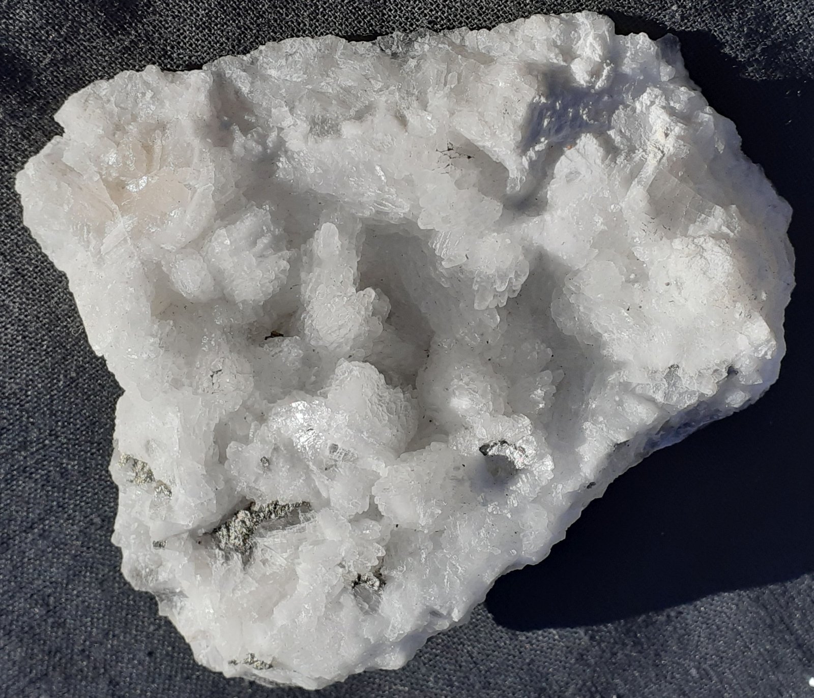 Calcite, Pyrite
6,5 x 5 cm
(Autor: Volkmar Stingl)