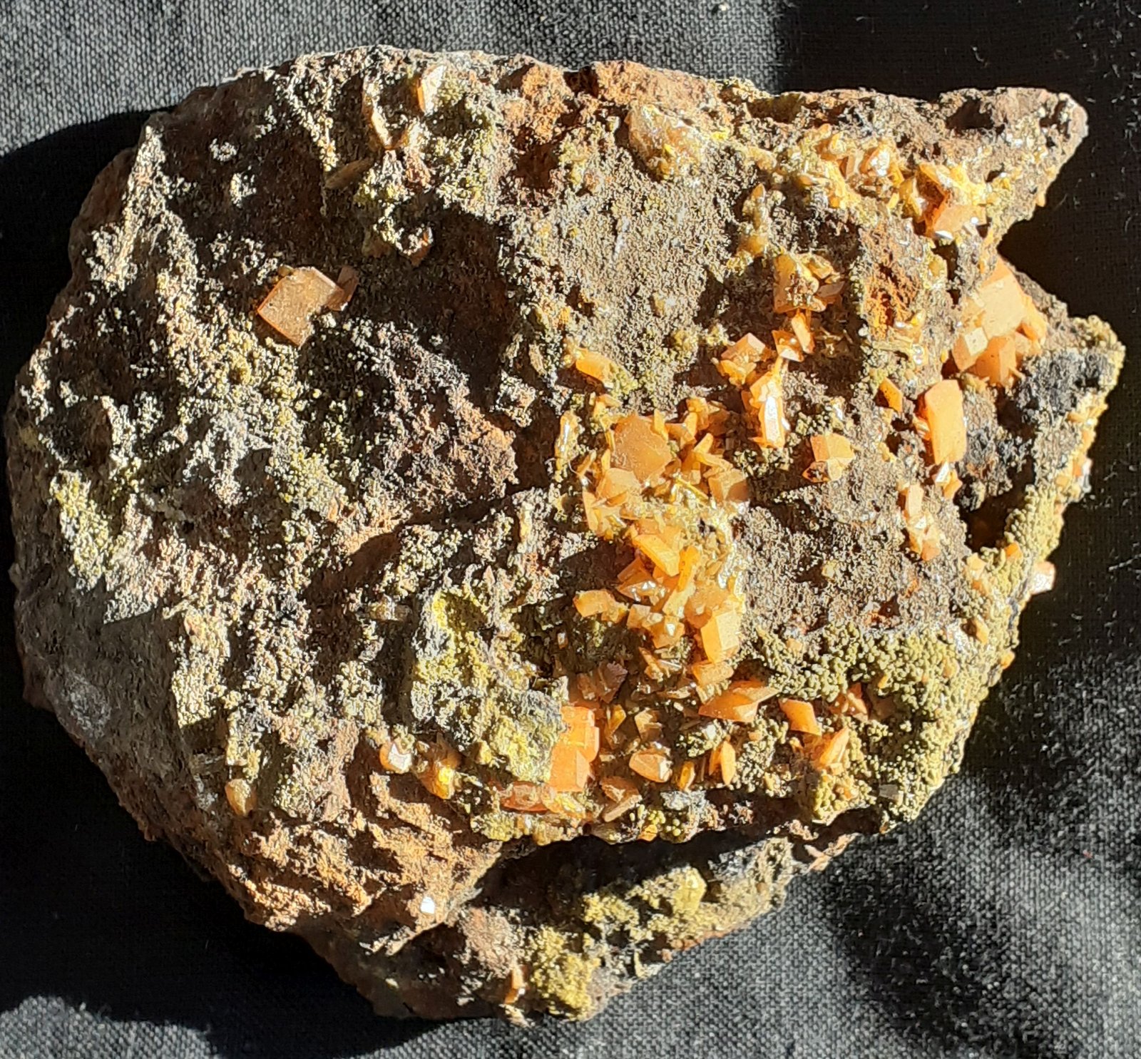 Wulfenite, Mimetite
9 x 7 cm
(Autor: Volkmar Stingl)