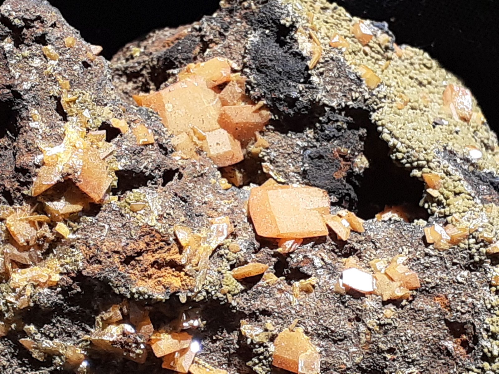 Wulfenite, Mimetite
9 x 7 cm
(Autor: Volkmar Stingl)