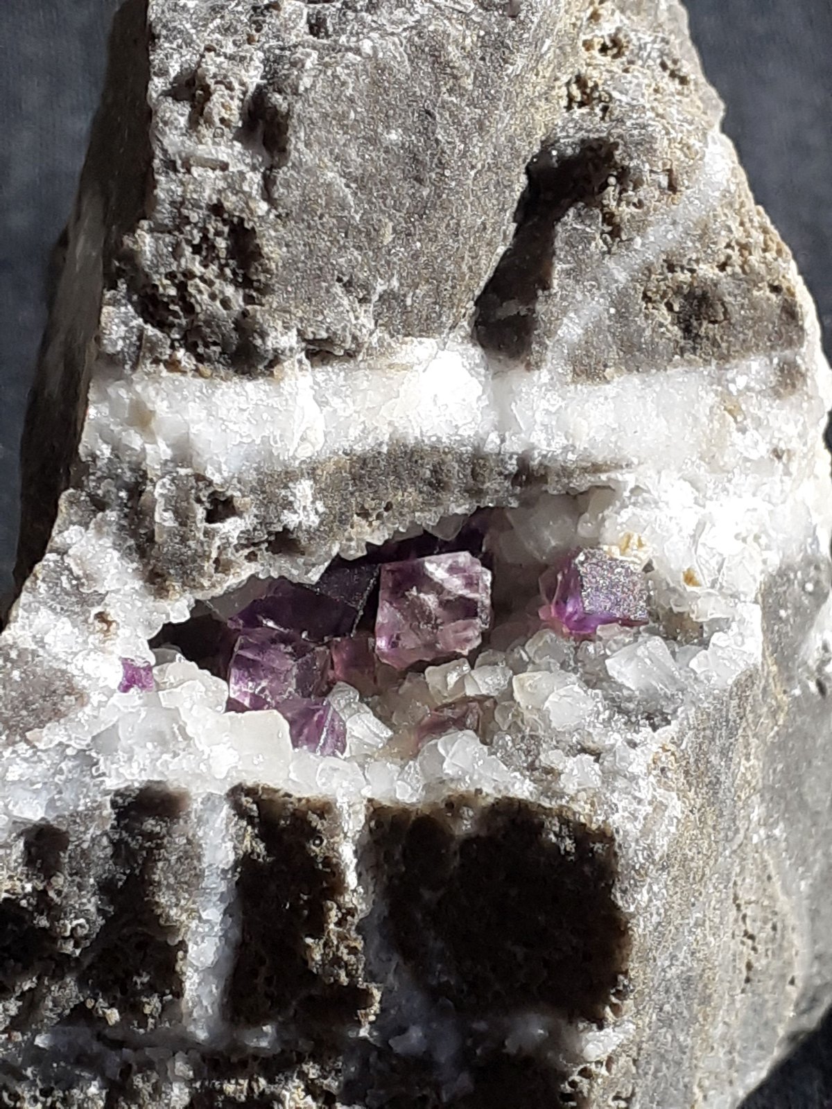 Fluorite, Calcite
7 x 5 cm
(Autor: Volkmar Stingl)