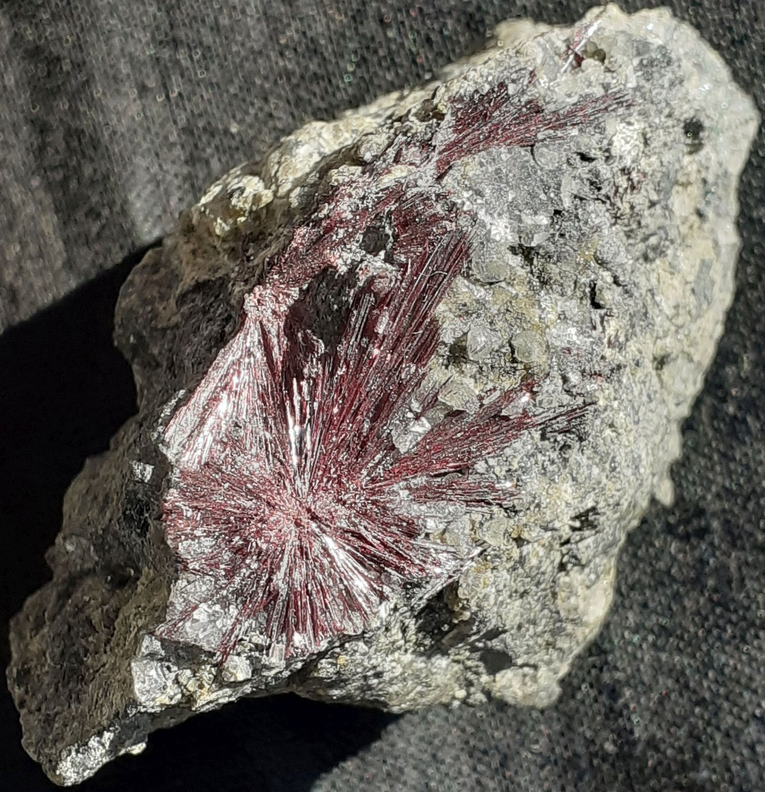 Kermesite
5 x 3 cm
(Autor: Volkmar Stingl)