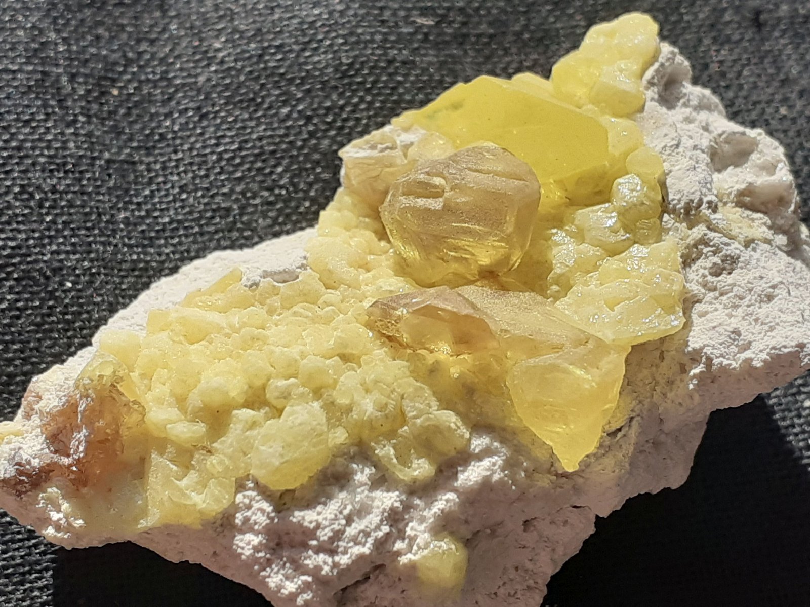 Sulphur
3,5 x 2 cm
(Autor: Volkmar Stingl)