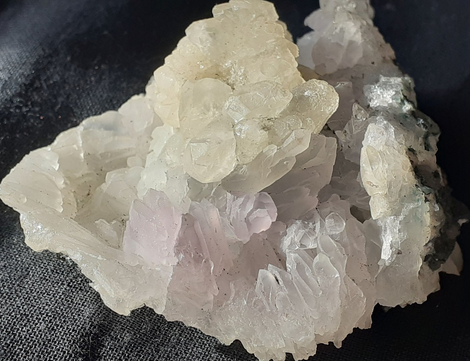 Calcite on Quartz (variety amethyst)
6 x 5 cm
(Autor: Volkmar Stingl)