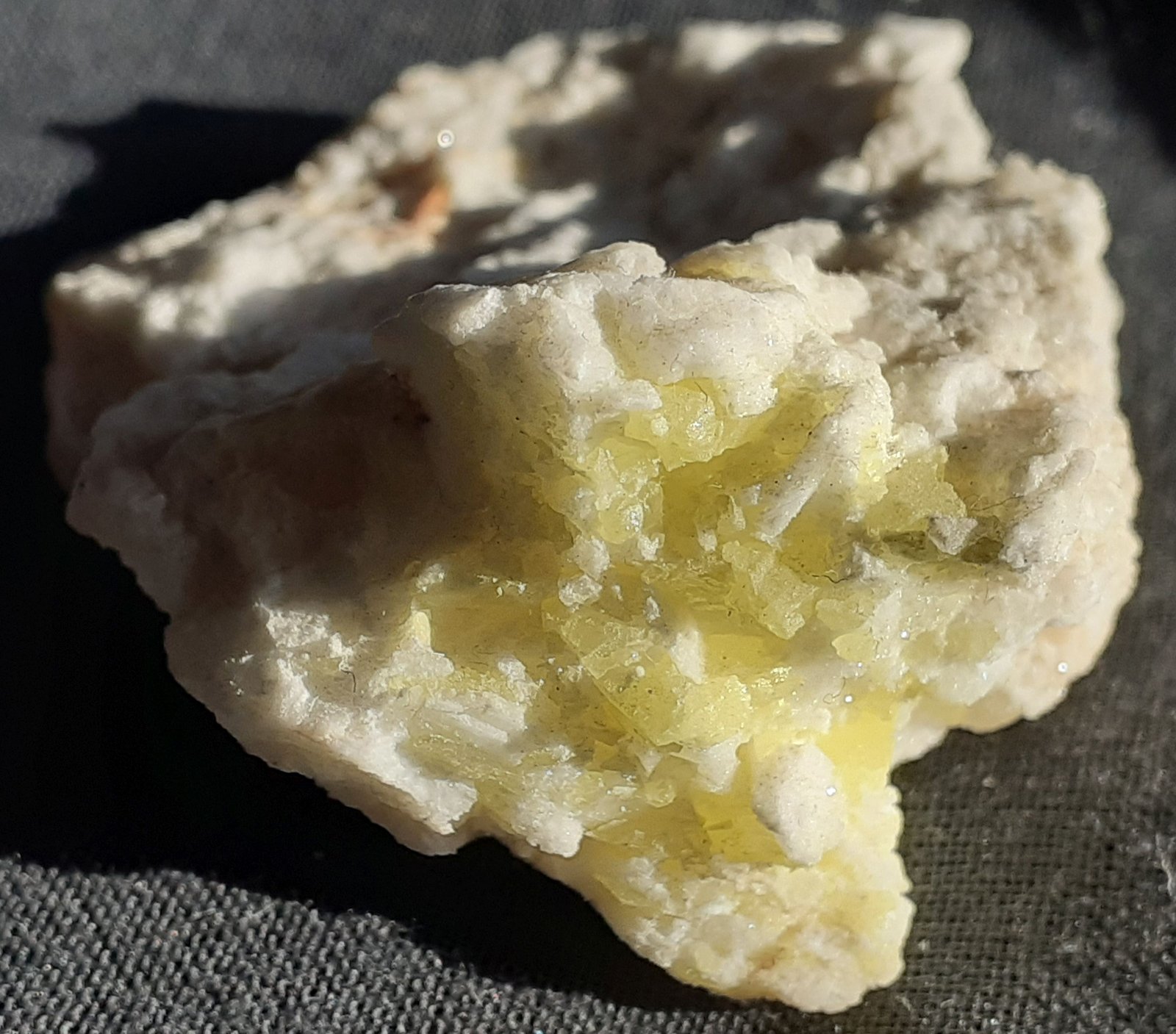 Sulphur, Gypsum
4 x 3,5 cm
(Autor: Volkmar Stingl)