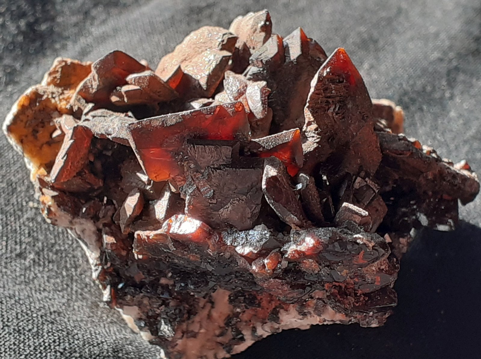 Descloizite
5 x 5 cm
(Autor: Volkmar Stingl)