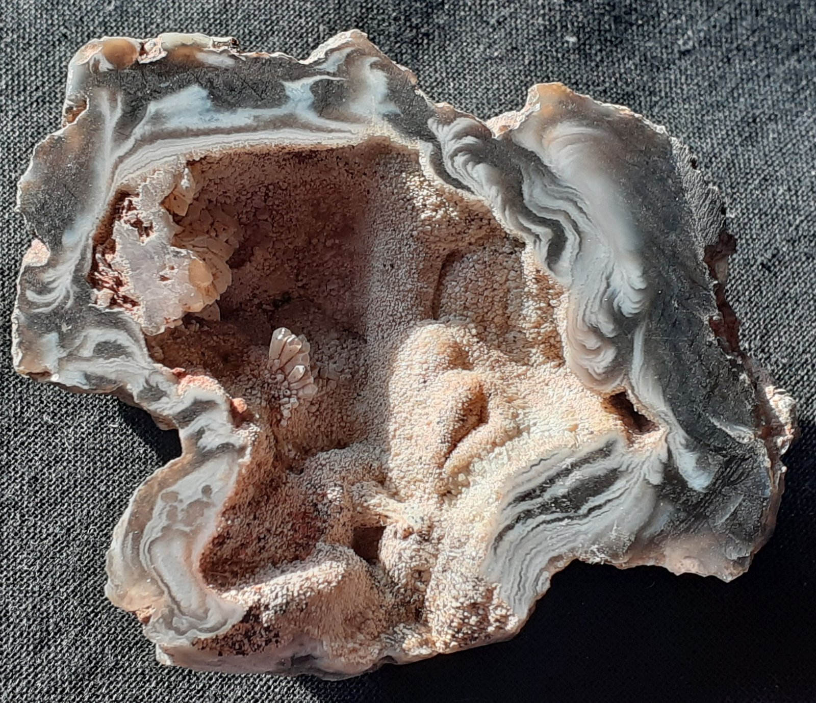 Quartz (variety agate)
6,5 x 5,5 cm
(Autor: Volkmar Stingl)