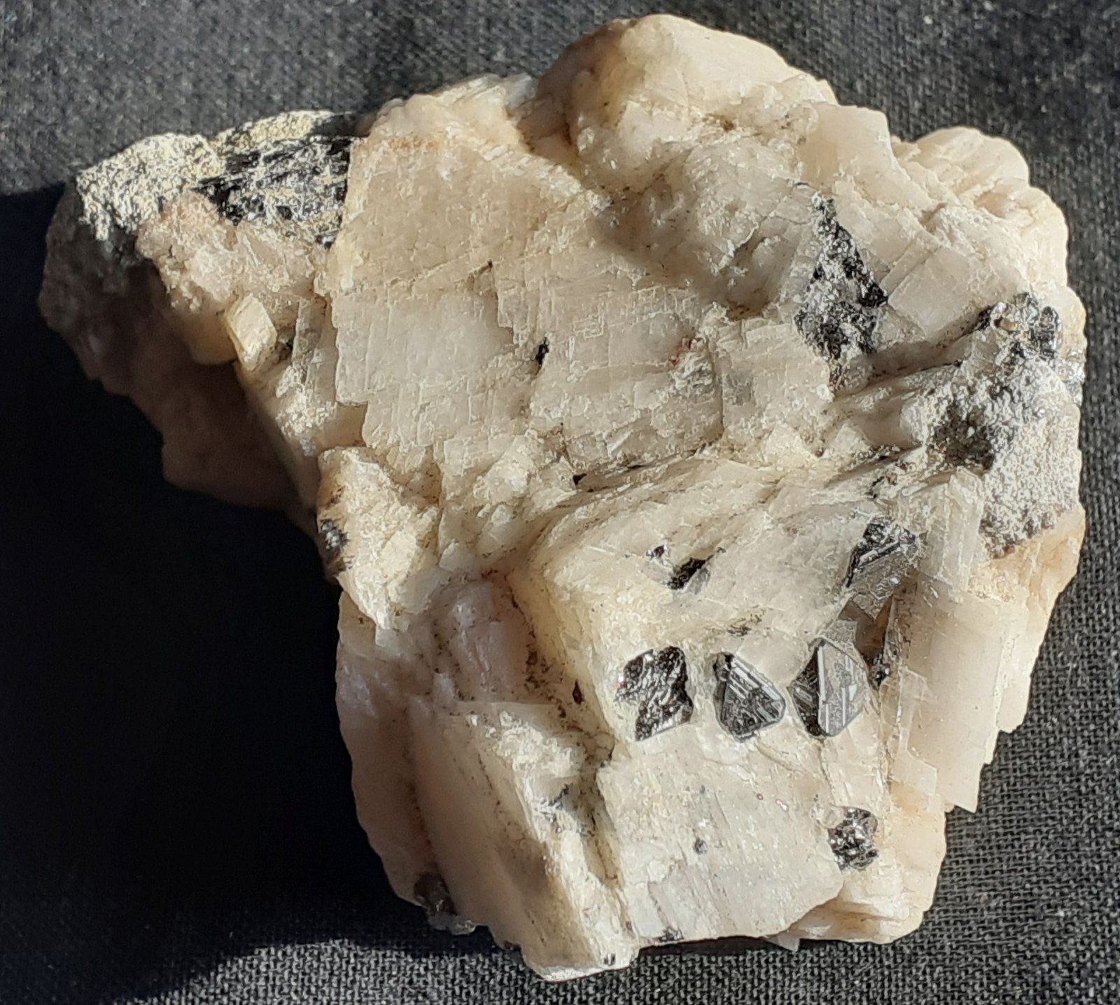 Carrollite, Calcite
6 x 4 cm
(Autor: Volkmar Stingl)