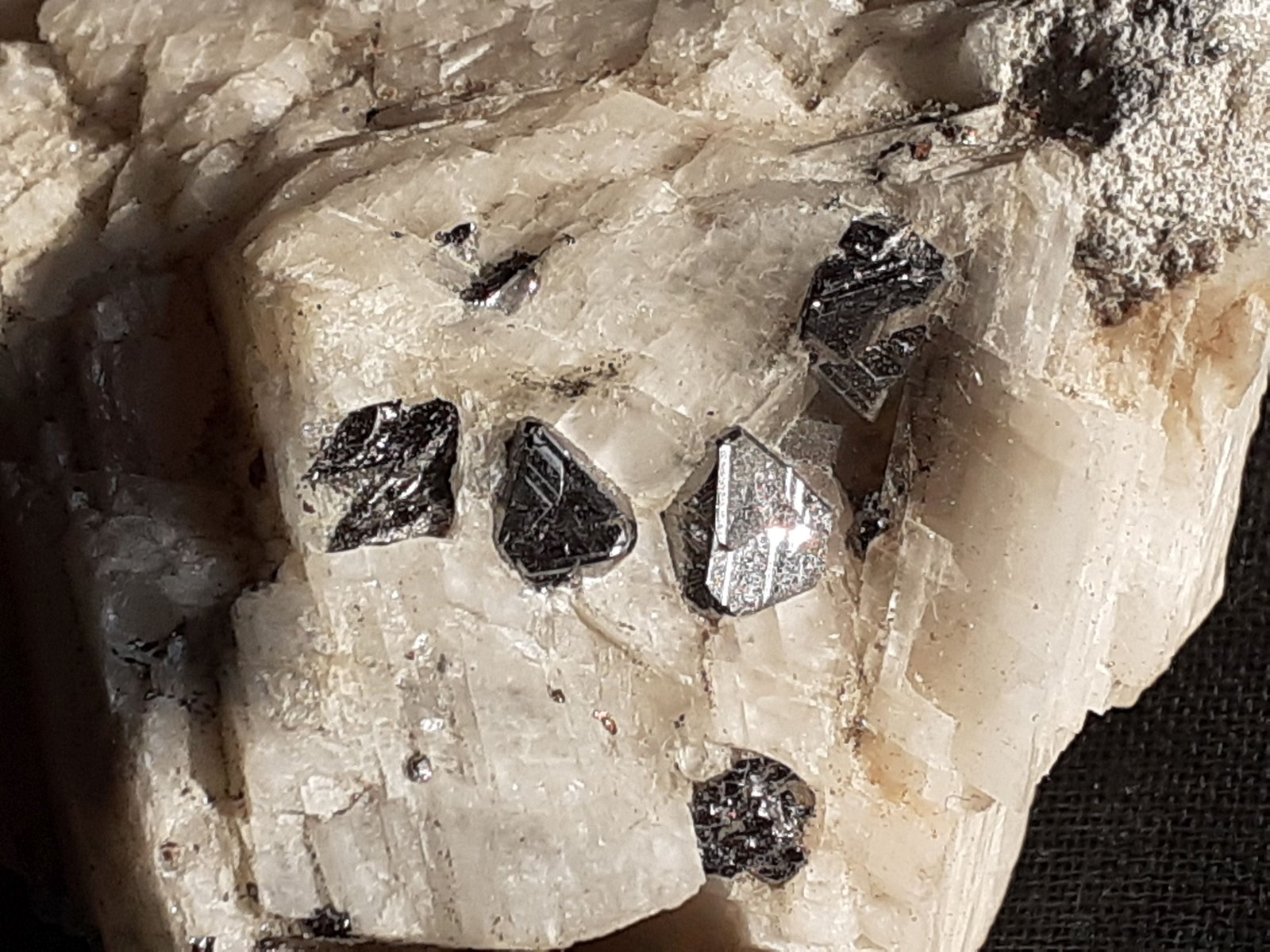 Carrollite, Calcite
6 x 4 cm
(Autor: Volkmar Stingl)