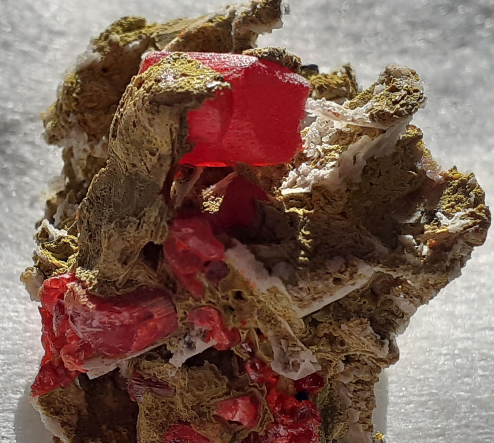 Realgar, Orpiment, Quartz
3 x 2,5 cm
(Autor: Volkmar Stingl)