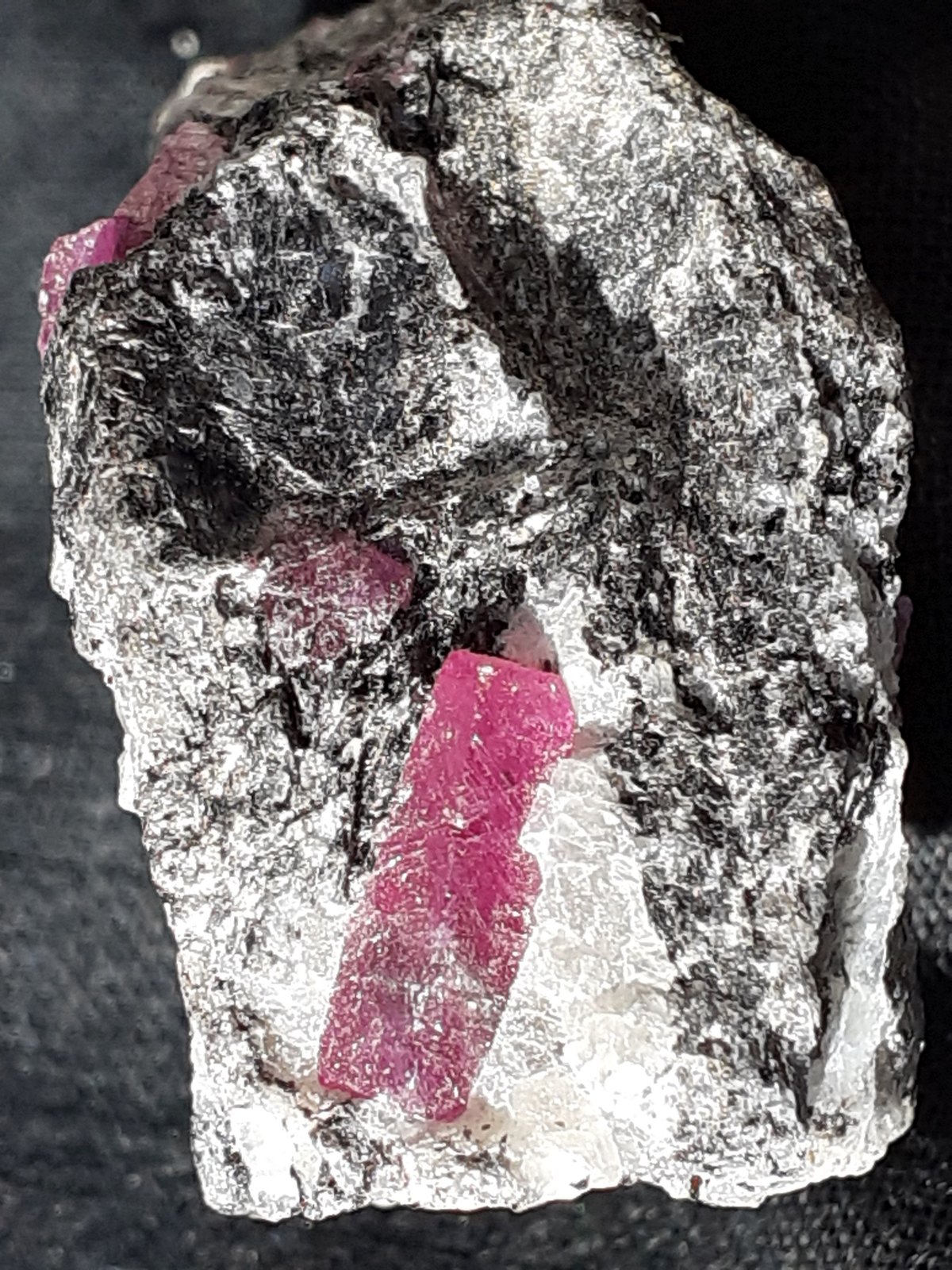 Corundum (variety ruby)
3,5 x 2,5 cm
(Autor: Volkmar Stingl)