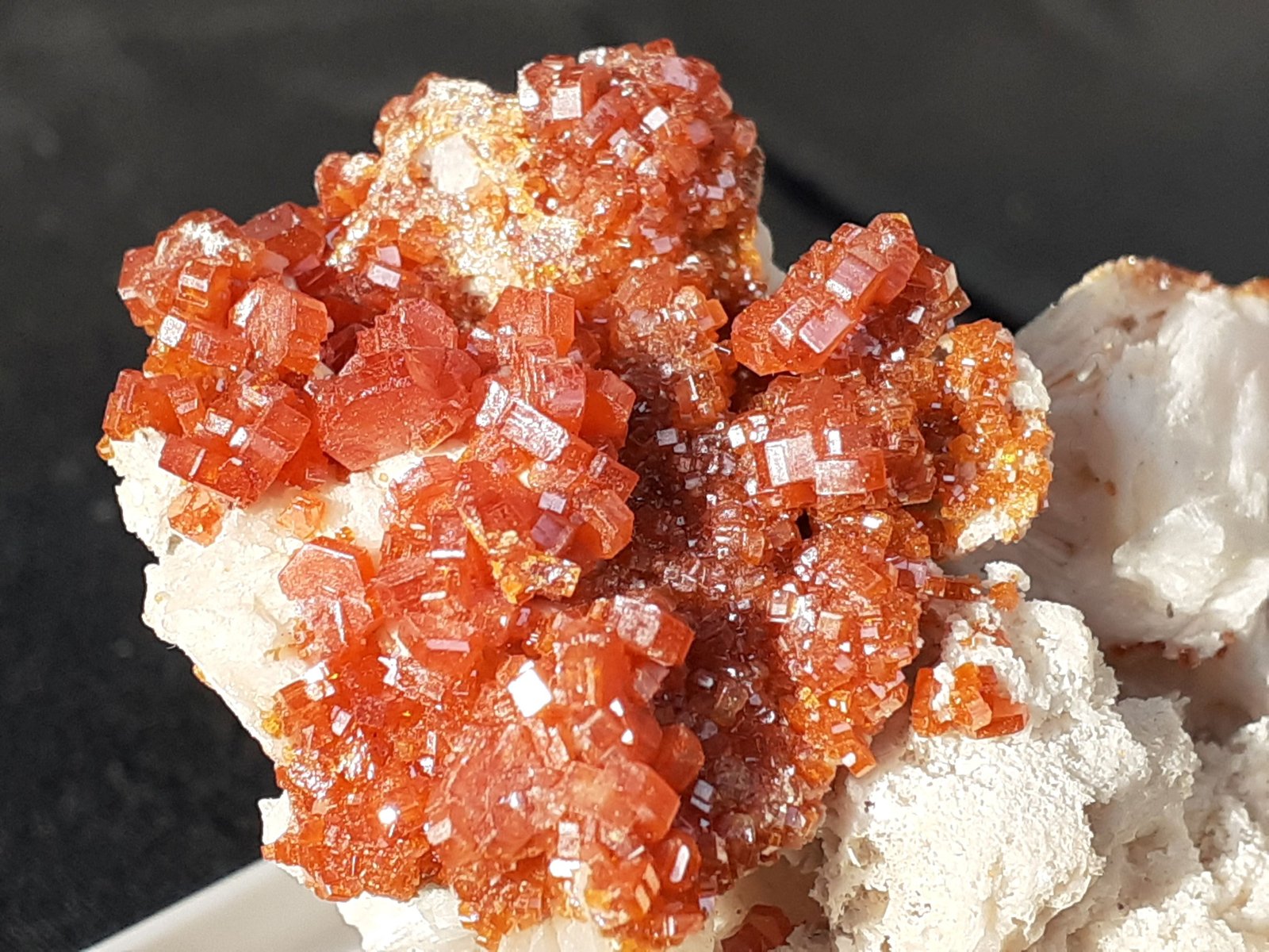 Vanadinite, Baryte
FoV ca. 3 x 2 cm
(Autor: Volkmar Stingl)