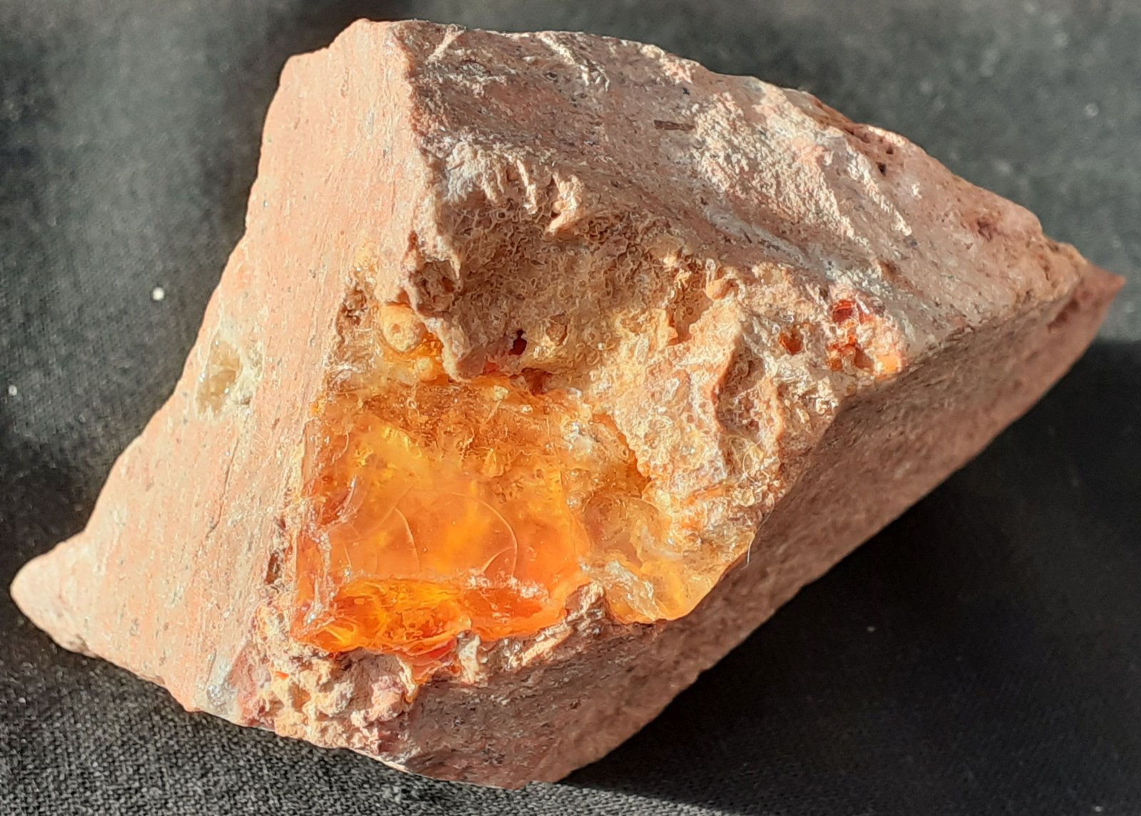 Opal (variety Fire Opal)
8 x 4 cm
(Autor: Volkmar Stingl)