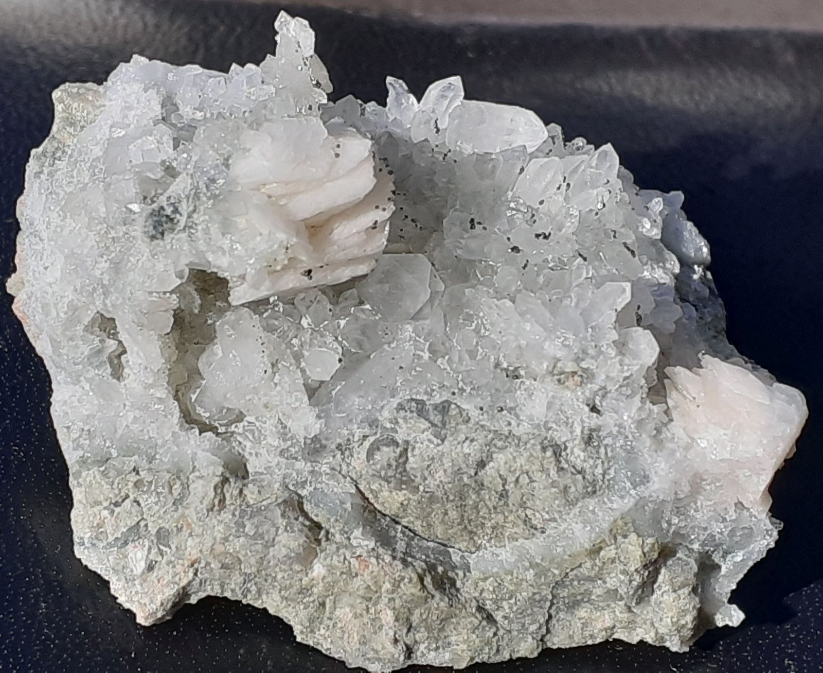 Calcite, Quartz, Pyrite
3,5 x 2,5 cm
(Autor: Volkmar Stingl)