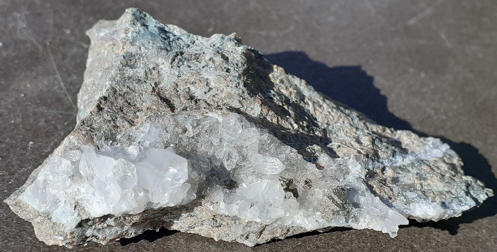 Quartz, Fluorite, Pyrite
7 x 4 cm
(Autor: Volkmar Stingl)