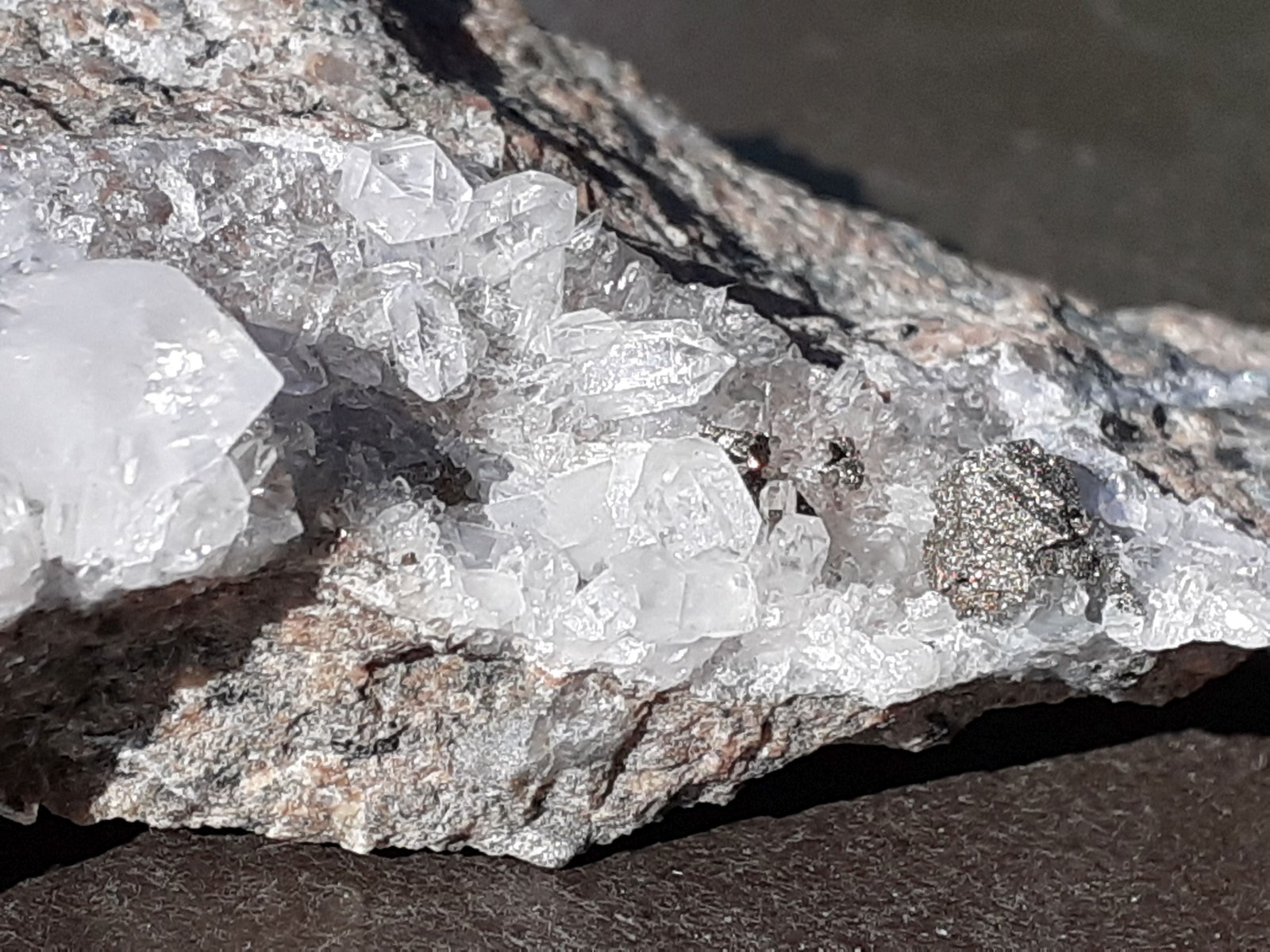 Quartz, Fluorite, Pyrite
7 x 4 cm
(Autor: Volkmar Stingl)