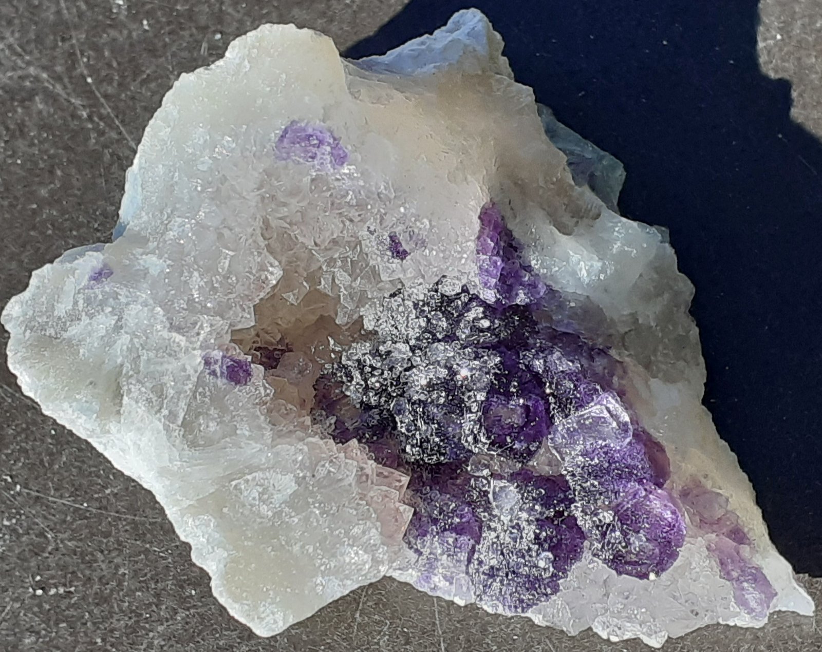 Fluorite, Quartz
4,5 x 4 cm
(Autor: Volkmar Stingl)