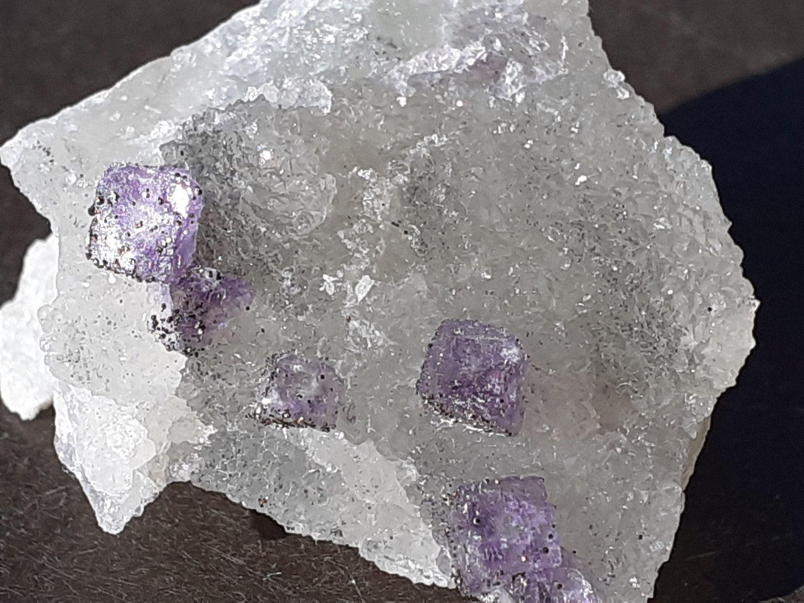 Fluorite, Quartz, Pyrite
3 x 2,5 cm
(Autor: Volkmar Stingl)