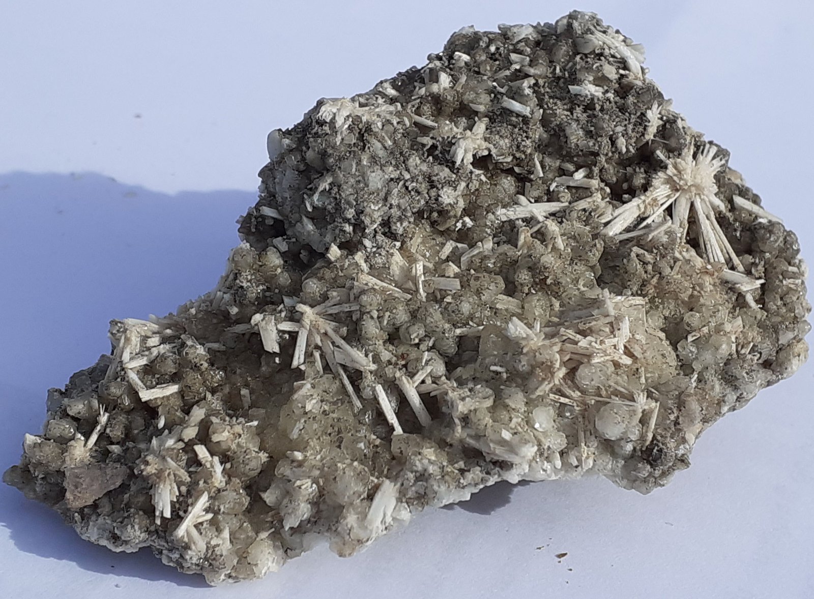 Quartz (variety amethyst), Laumontite, Calcite
8 x 5 cm
(Autor: Volkmar Stingl)