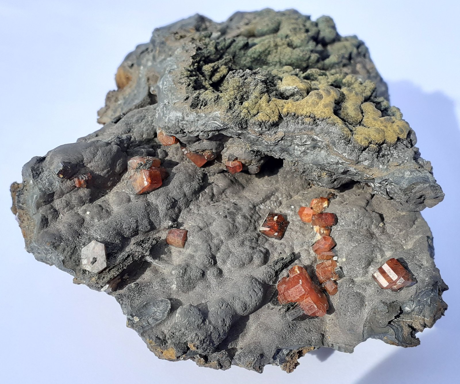 Vanadinite, Goethite
8 x 7 cm
(Autor: Volkmar Stingl)