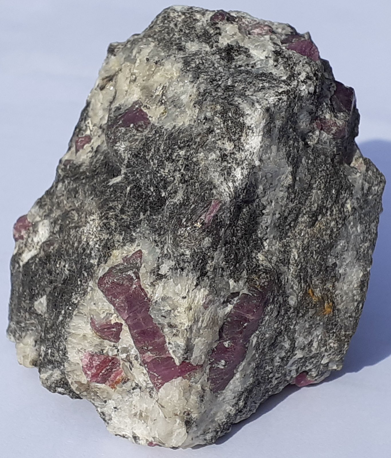 Corundum (variety ruby)
5 x 4,5 cm
(Autor: Volkmar Stingl)