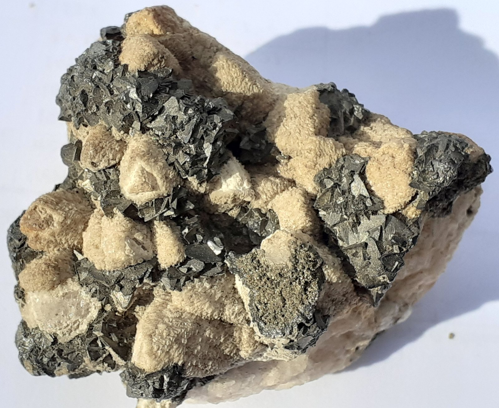 Tetrahedrite (Group), Pyrite, Calcite
5 x 3,5 cm
(Autor: Volkmar Stingl)