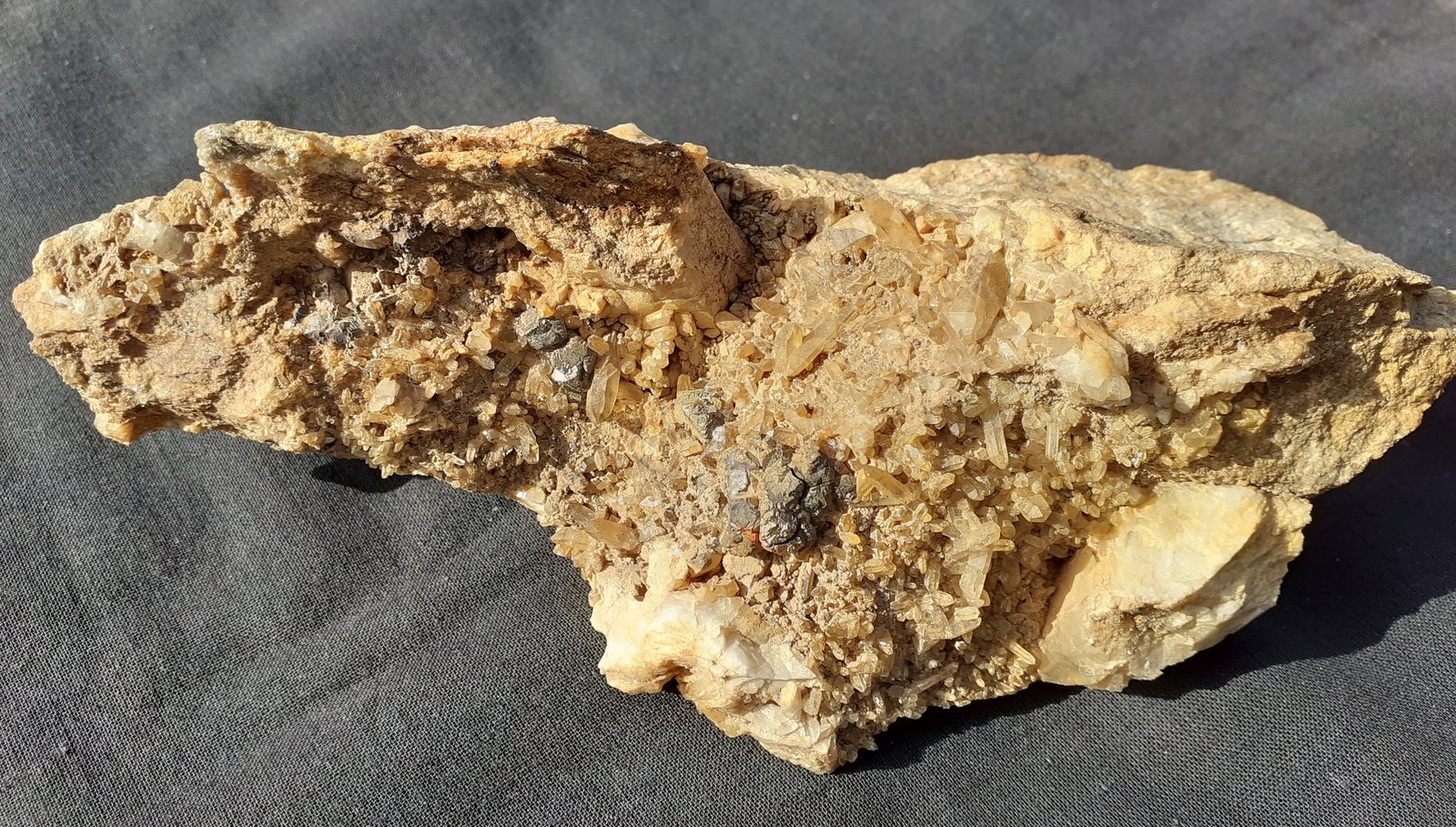 Quartz (variety smoky quartz), Martite (hematite after magnetite)
16 x 7 cm
(Autor: Volkmar Stingl)