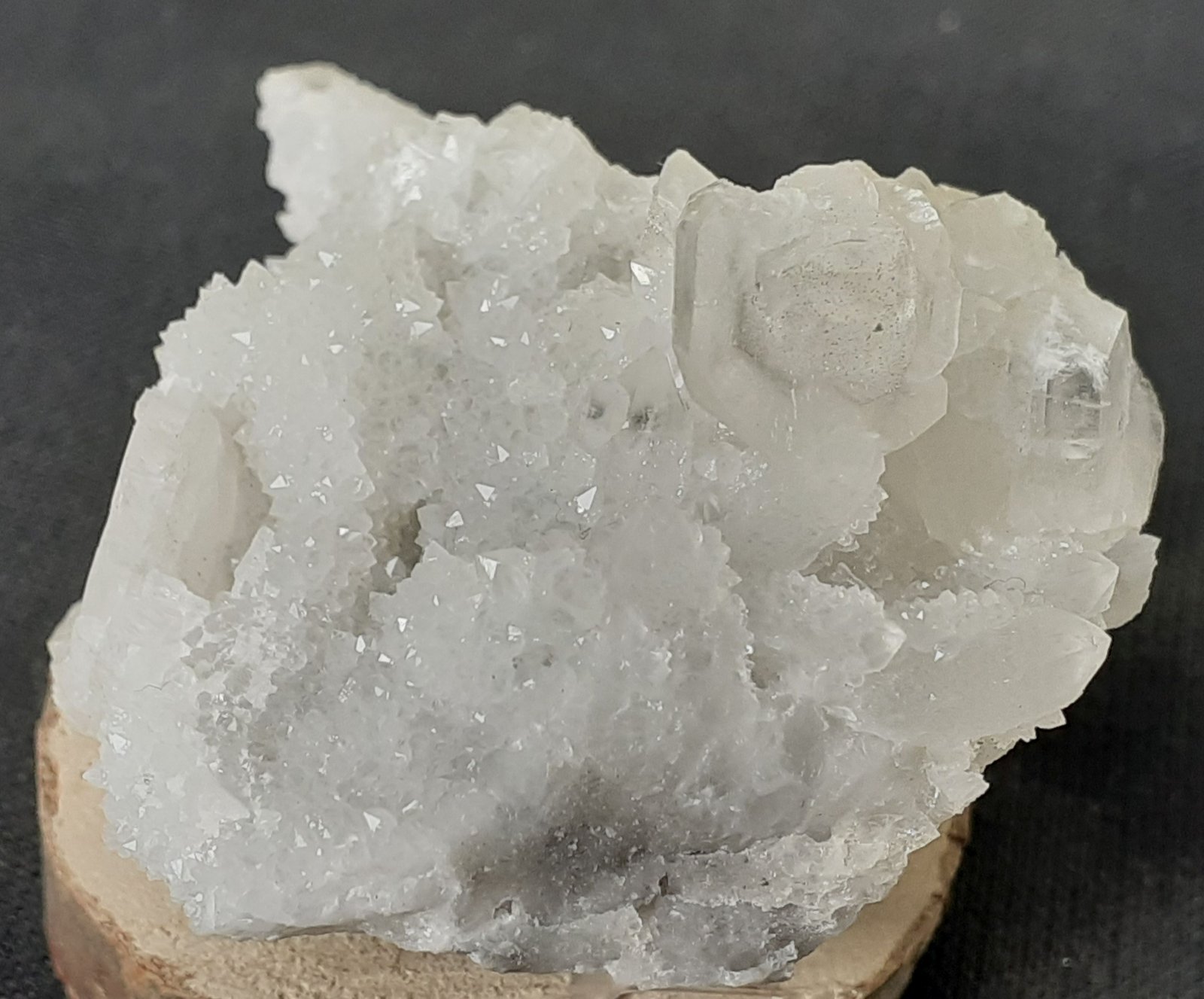 Calcite, Quartz
3,5 x 3 cm
(Autor: Volkmar Stingl)