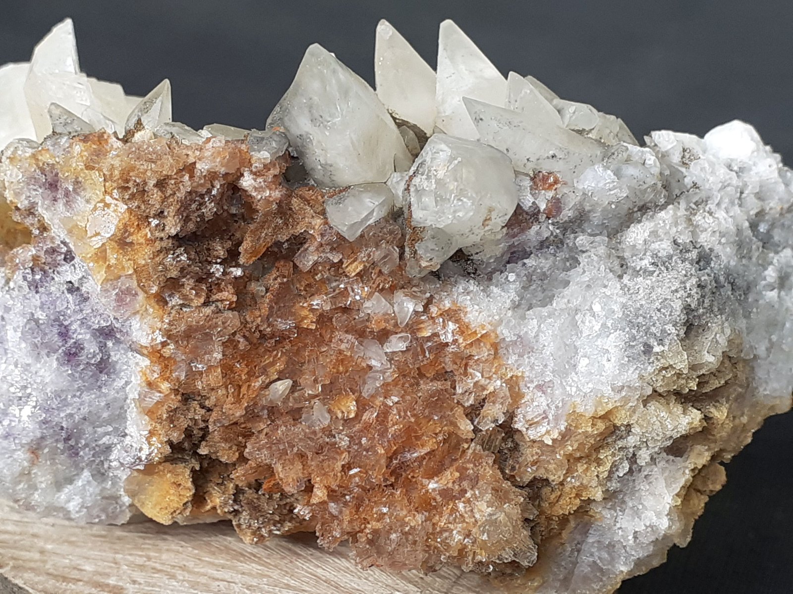 Calcite, Fluorite
FoV 5 x 3,5 cm
(Autor: Volkmar Stingl)