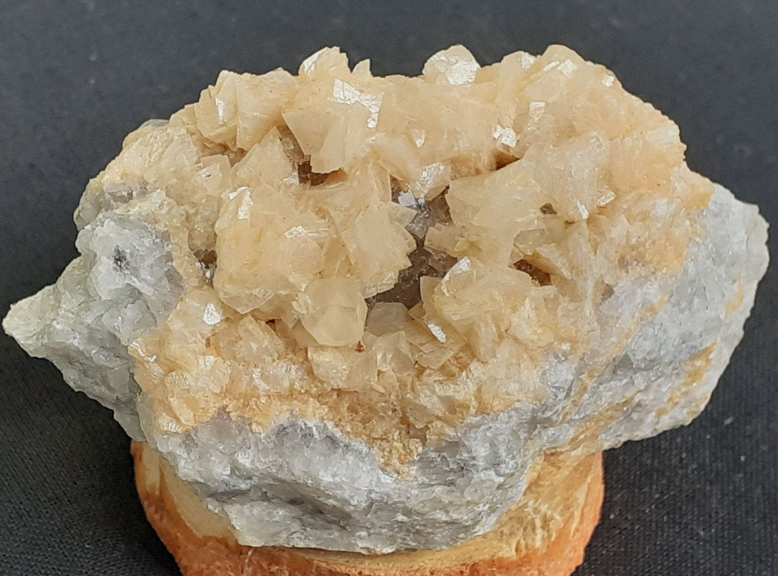 Dolomite (variety ferroan dolomite), Calcite, Fluorite
6 x 4 cm
(Autor: Volkmar Stingl)