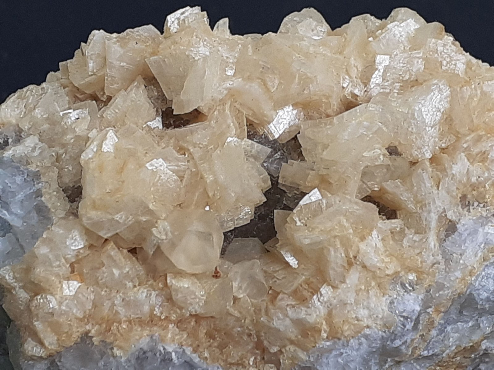 Dolomite (variety ferroan dolomite), Calcite, Fluorite
6 x 4 cm
(Autor: Volkmar Stingl)