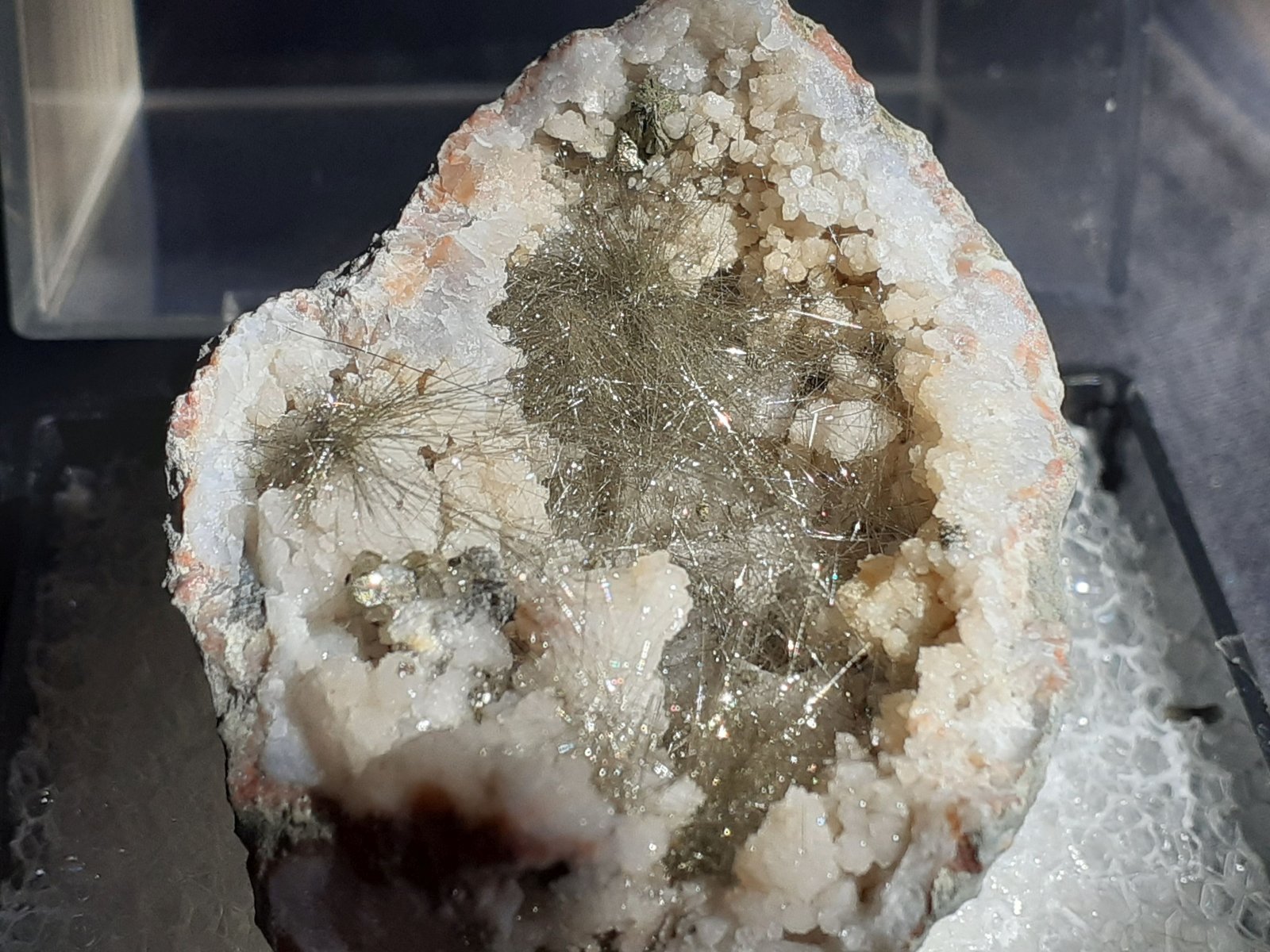 Millerite, Chalcopyrite
4,5 x 4 cm
(Autor: Volkmar Stingl)