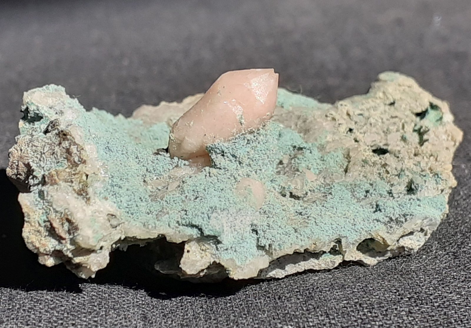 Quartz (variety rose quartz)
4 x 2,5 cm
(Autor: Volkmar Stingl)