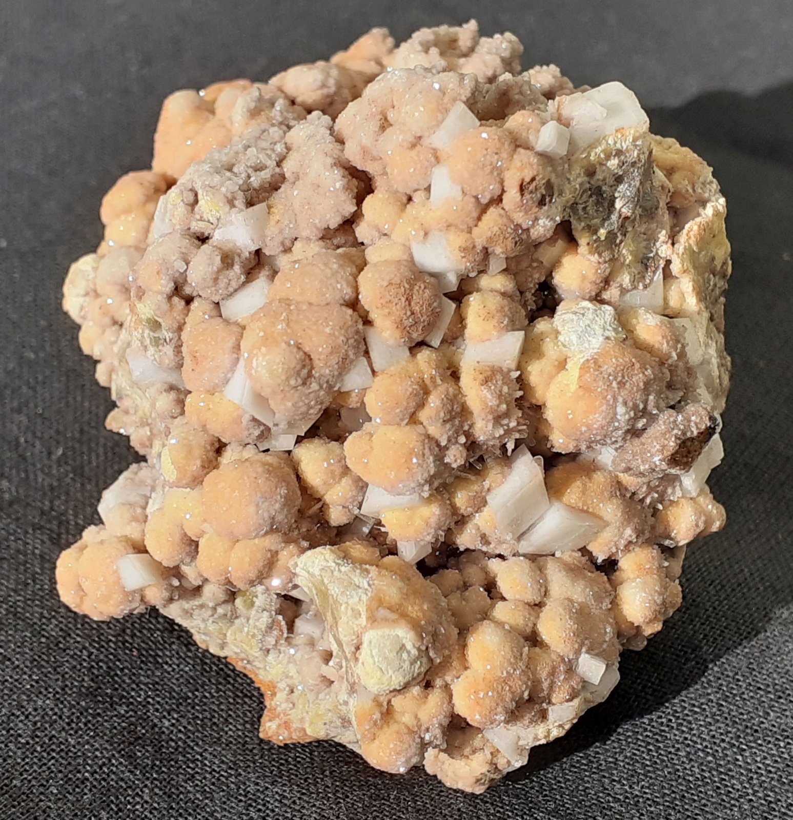 Mimetite, Calcite
5 x 4 cm
(Autor: Volkmar Stingl)