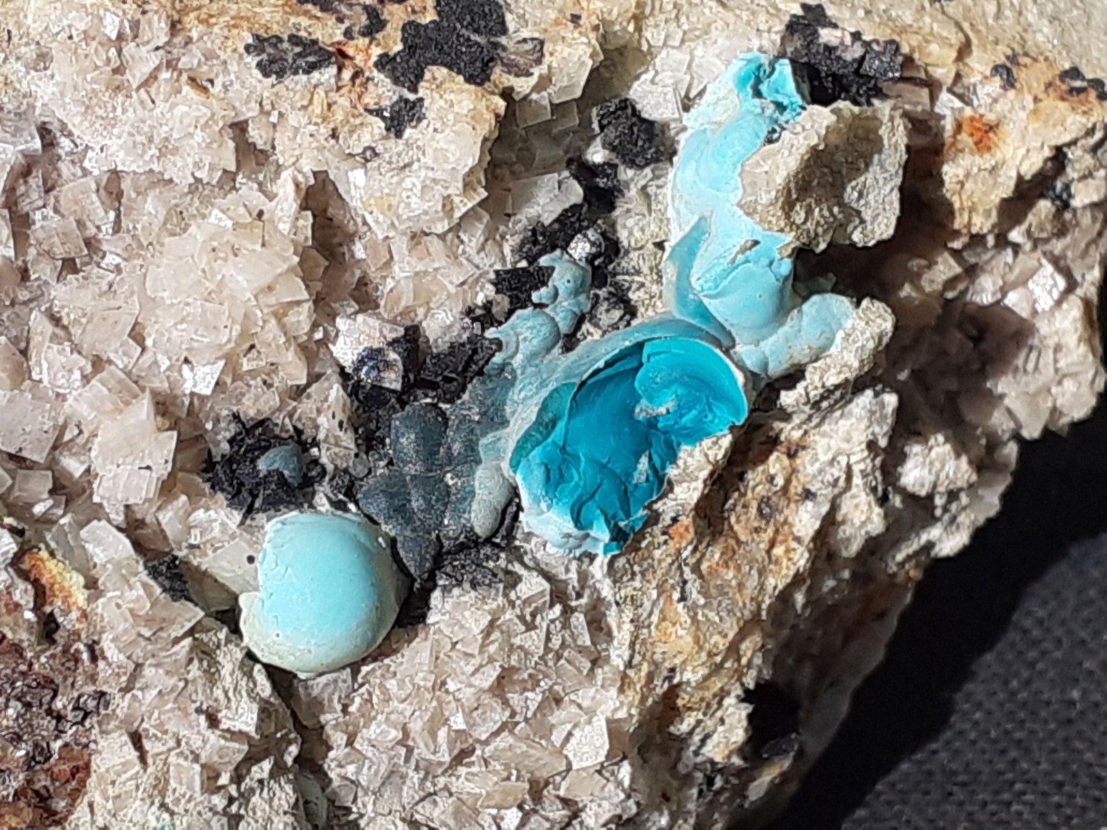 Malachite, Dolomite, Tenorite
FoV ca. 2 x 3 cm
(Autor: Volkmar Stingl)