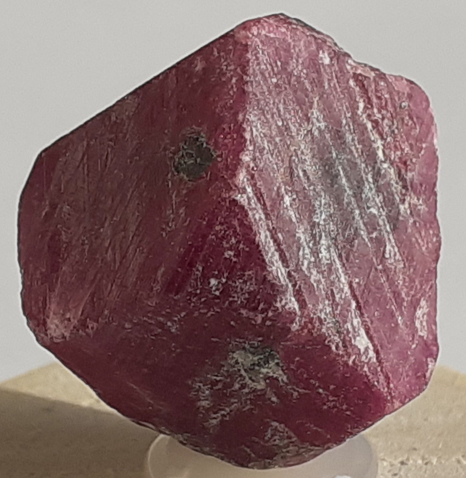 Corundum (variety ruby)
20 x 15 mm
(Autor: Volkmar Stingl)