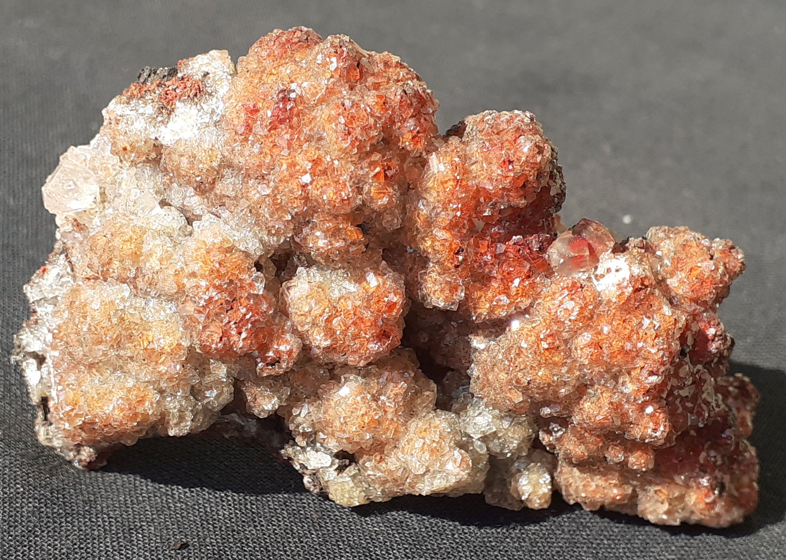 Calcite, Hematite
6,5 x 3,5 cm
(Autor: Volkmar Stingl)