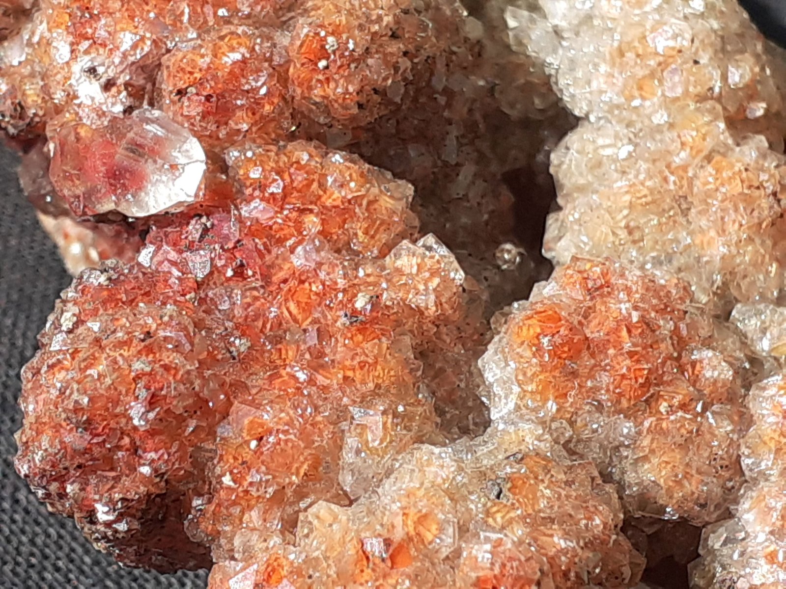 Calcite, Hematite
6,5 x 3,5 cm
(Autor: Volkmar Stingl)